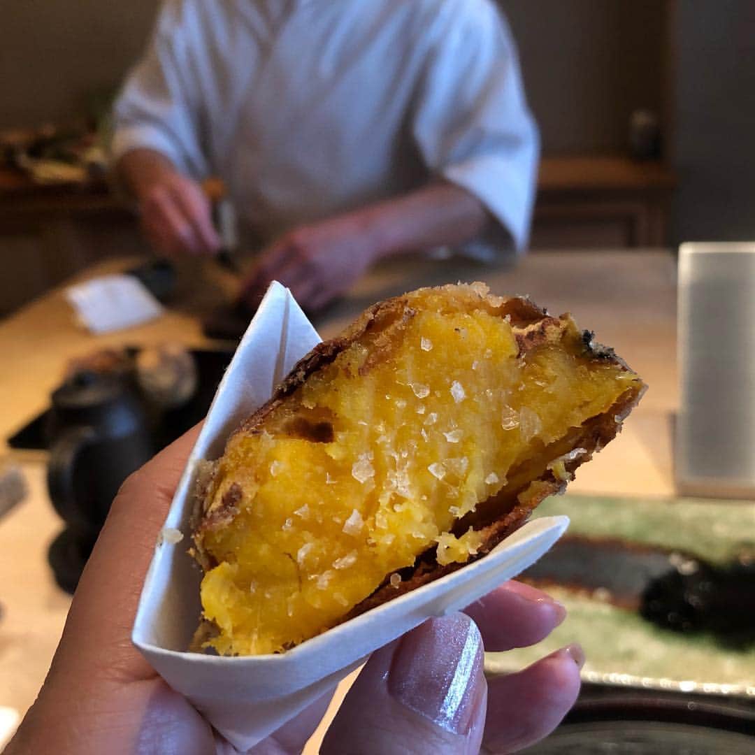 里井真由美さんのインスタグラム写真 - (里井真由美Instagram)「生くず餅 できたて〜❤︎ぷるぷるぷる キリッと冷やして静岡県 掛川市産の きび砂糖をかけて頂きます。 ・ ・ 実は、静岡の天ぷら「成生(なるせ)」さんの甘味です。個人的に、日本で指折りに入る好きな天ぷらのお店。天ぷらも大好きだけど、この生くず餅も大好きなの〜 ・ ・ 天ぷらは、クエの油引き、太刀魚から始まり22品❗️頂いてきました。 アオリイカ、アジ、キス、赤いか、車海老、メゴチ、揚げ海苔マグロ、サワラ、 タケノコ、山ウド、ふきのとう、ごぼう、新じゃが、新玉ねぎ、さつまいも etc... ・ ・ ご飯は 天バラ、天丼、天茶3種から選べ、天丼を❤︎ ・ ・ 揚げたてを手で食べたり、板前天ぷらならではの活気も大好き。 ・ ・ 東京から、ここに食べに行くだけでもわざわざ行きたくなる名店♪ ・ ・ #成生#なるせ#板前天ぷら#静岡#天ぷら#生くず餅#くずもち#生くずもち#1級フードアナリスト里井真由美 #里井真由美#さといいね#掛川市#掛川産#ありが糖運動」4月21日 20時55分 - mayumi.satoi