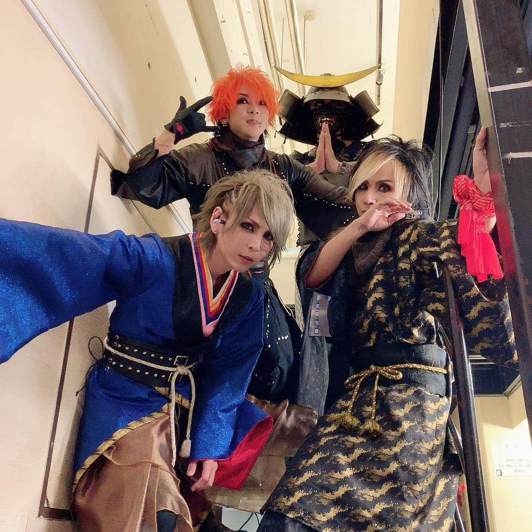 淳士さんのインスタグラム写真 - (淳士Instagram)「戦国時代【関東統一ツアー】4本目🔪✨ . 千葉公演終了‼️😆 . マジちょう楽しかった( ｰ́∀ｰ̀ )❤️ . 客席がスマホで埋め尽くされつたwwwww . あんな景色始めてwww😆📱 . 拡散よろ👍❤️ . では下僕たちよ、次のLIVEも楽しみにしておるぞ( ｰ́∀ｰ̀ ) . 一緒に最高な餃子ナイトにしよう🥟🔪✨ . @sngk_jdi @kazumaendo @y_u_k_i_rock @jkn627 . #戦国時代 #ツアー #戦国音頭 #スマホOKの日 #らぶ」4月21日 21時10分 - jz0330