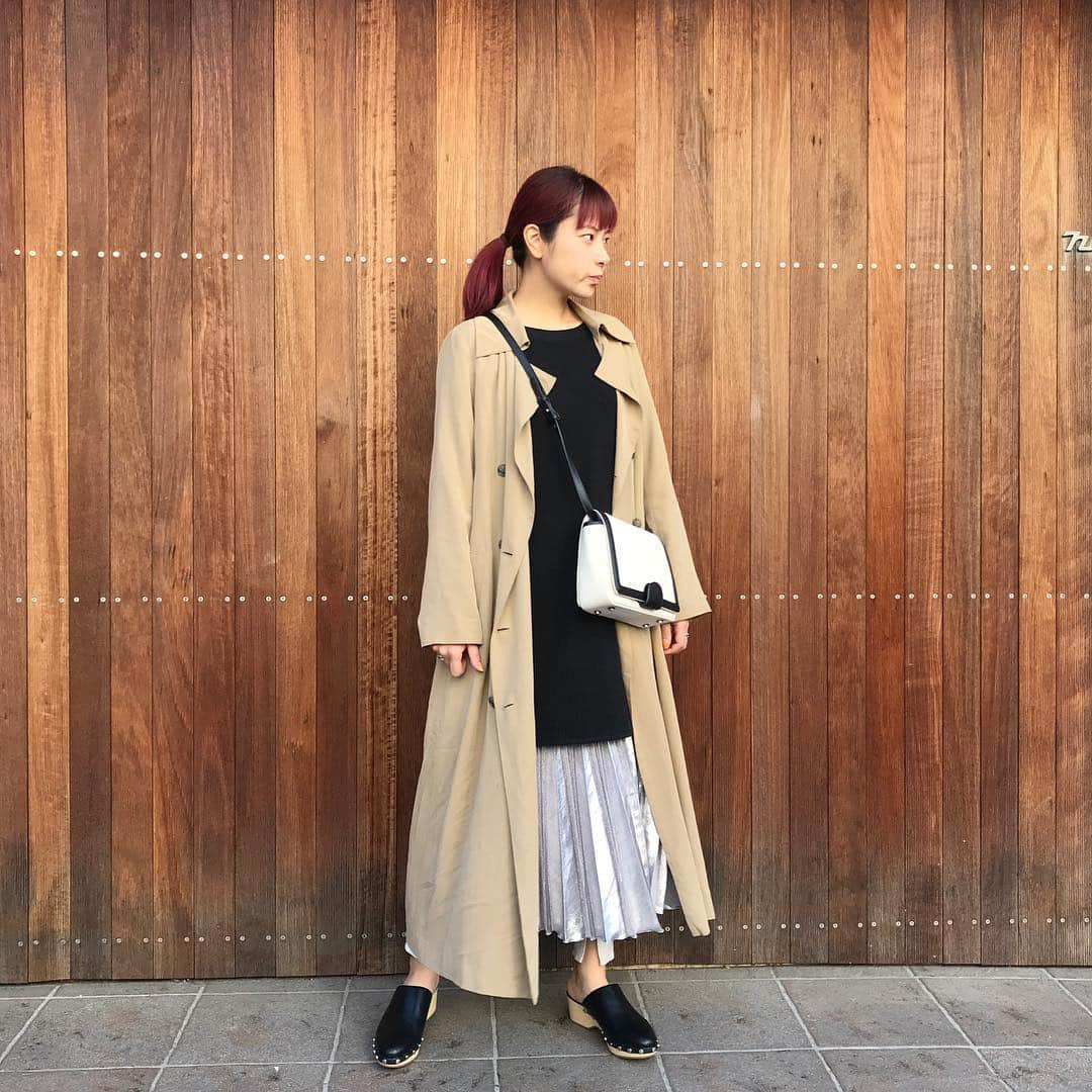 知念美加子さんのインスタグラム写真 - (知念美加子Instagram)「いつかの Coordinate 😋 ・ ・ とことんズルズルな日❤️笑 バランス良く見せるために、I ラインだけは死守！🤣 ・ ・ ・ Top @uniqlo  Skirt @un3d_official  Coat @deicy_official  Bag @adinamuse  Shoes @zara ・ #coordinate #ootd #fashion #stylist #ちねんすたいる #オシャレは自由 #ズルズルコーデ #シンプルコーデ」4月21日 21時10分 - chinenmikako