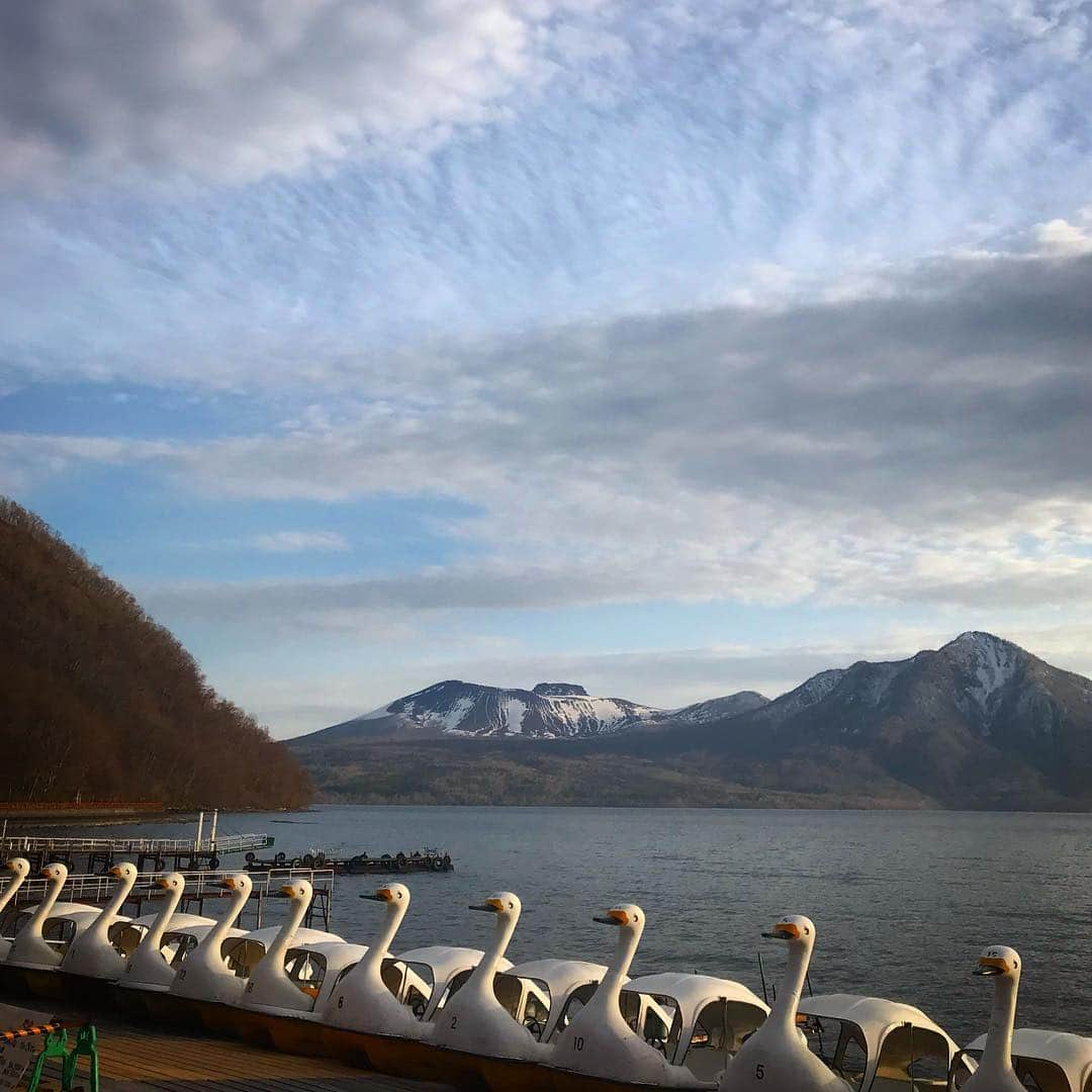 ヤマザキマリさんのインスタグラム写真 - (ヤマザキマリInstagram)「まだまだ寒い北海道の樽前山と支笏湖。母リョウコを見舞った帰りに立ち寄る。となりにいたイタリア人夫から『あのテルマエ山の火口凄いね』と言われたので、あれはタルマエ山だよ、と教えてあげた。」4月21日 21時02分 - thermariyamazaki