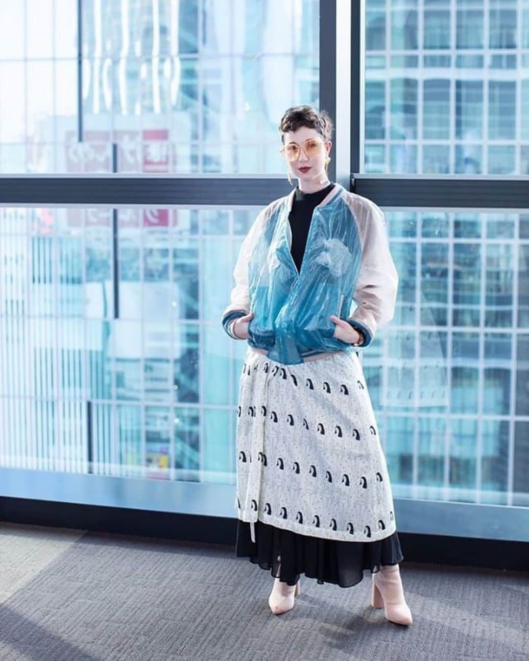 ミーシャ・ジャネットのインスタグラム：「Getting as much mileage out of this @__doublet__ coat as I can before summer hits💦 I never fail to get compliments on it, and I’m always eager to talk about the brand and its accomplishments (LVMH Prize last year y’all) I know fashion is just a “commodity” and “capitalism” but there are some designers that actually make me feel proud to wear their work 🌄✨ this jacket has 3D embroidery in what looks like fishing line all over it- it’s subtle but amazing to see up close! photos by @gieffeffes  and @celiamassimi ❤️ #doublet . . . #fashionlewk #tokyofashion #japanesefashion #japanesebrand #tokyoshopping #shibuyastation #ファッションブロガー #今日のコーデ #genderlessfashion #ジェンダレス #ジェンダレスファッション #ダブレット #モード系 #ファッションスタイリスト #streetfashion #tokyostreetfashion #毎日がランウェイ」