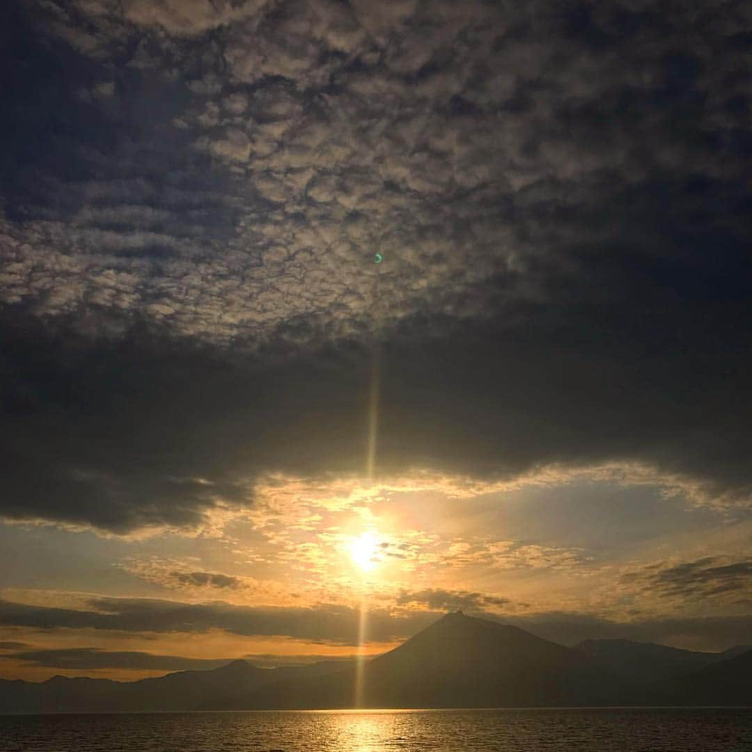 ヤマザキマリさんのインスタグラム写真 - (ヤマザキマリInstagram)「北海道の湖と空」4月21日 21時07分 - thermariyamazaki