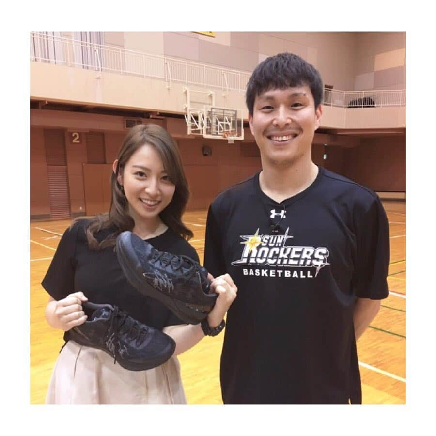 今井麻椰さんのインスタグラム写真 - (今井麻椰Instagram)「Bリーグのレギュラーシーズン全60試合が終わり🏀 そして #清水太志郎 選手が引退の日。14年間の現役生活お疲れ様でした✨！！ . 誰もが尊敬するお人柄。お話を聞いていても、苦労人として色んなことを経験されてきて、今のバスケ界にたくさんのことを残して下さった方だと思います！！ . 懐かしのB.WEEK!!の時の写真も載せちゃいますっ☺️ サンディーが清水選手は「アシクサイ」というので笑わせていただきました😂😂 . 「プロとして最後の」囲み取材はウルっときてしまいました。 バスケが与える力ってやっぱり素敵だなぁ…😭💓 . 本当にお疲れ様でした！！ そして、今日で今シーズンが終わった方々も皆さんお疲れ様でした☺️！！ . #Bリーグ #bleague #Bリーグ観戦 #サンロッカーズ渋谷 #サンディー #バスケットボール #バスケットLIVE #Bリーグを盛り上げたい #🏀」4月21日 21時08分 - maya_imai_124