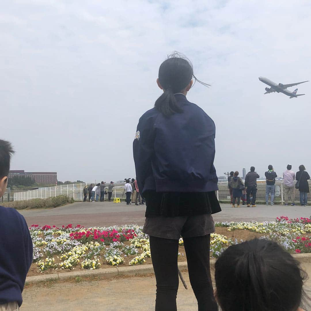 市井紗耶香さんのインスタグラム写真 - (市井紗耶香Instagram)「新学期に入ってから PTA役員の集まりや各保護者会 毎朝の送り、学童の迎えもあったり 今までにない濃密な1ヶ月を過ごしてる 気がする…  ゆっくり過ごしたい日曜日だけど何故か子どもって早起き  なので久しぶりに少し遠出して 気分転換してきたよ  今年は長女が受験 今まで家族で色々体験してきたけど 今年は少々控えめに… 母ちゃんも娘の行事になるべく参加して娘をサポート出来たらいいな…  って、飛んでく飛行機を眺めながら 母ちゃんは思ったのでした。」4月21日 21時10分 - sayakaichii