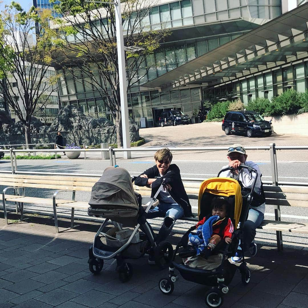 田中隼人のインスタグラム：「#ベビーカーおじさん 2人。 昨日のランチ👶😎 #mountainbuggy #マウンテンバギー #ベビーカー」