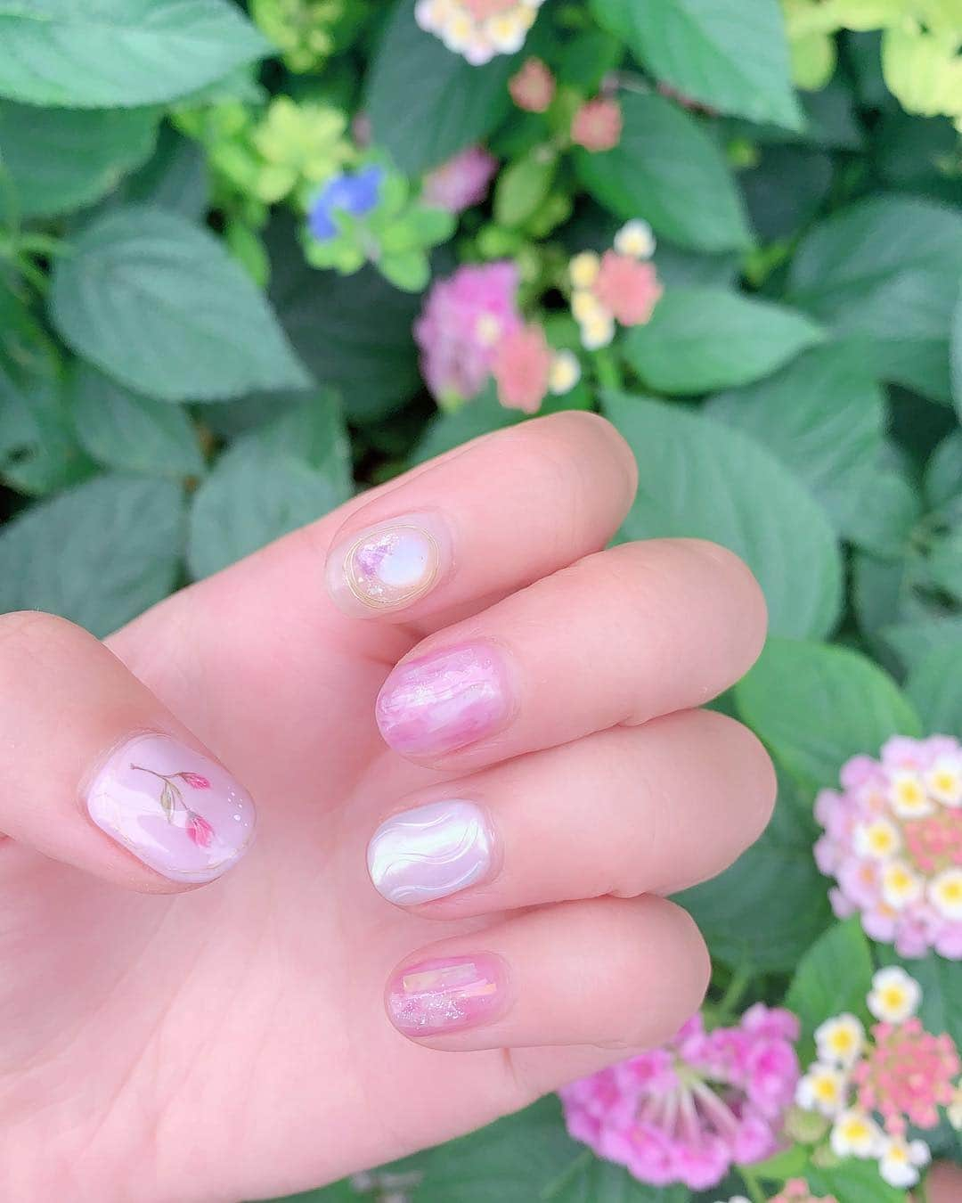 青木りえさんのインスタグラム写真 - (青木りえInstagram)「🍓 🍓 🍓 new nail💗 @inailsgroup 恵比寿店に行ってきたよ💅✨ピンクネイルで、春っぽくしてもらいました💕 春色になってお気に入り💐 . やりたかったネイルを一気に全部してもらいました☺️👍 手書きのお花🌷ストーン✨ミラーネイル💗ワイヤーネイル✨全部したのに、いい感じにまとまり、可愛く仕上がりました🌷 . @fuka_inails 💗センス良すぎる✨手書きのお花もかなり可愛かったです☺️4枚目の写真で、見てみてね🌷💕 . . #今日は久々にアイス食べました 🍦 #春ネイル#ワイヤーネイル#ミラーネイル#ストーン#ピンクネイル#手書きのお花#new#nail#ジェルネイル#gelnails#nail#アイス#苺アイス#inailsgroup」4月21日 21時14分 - aokirie0418