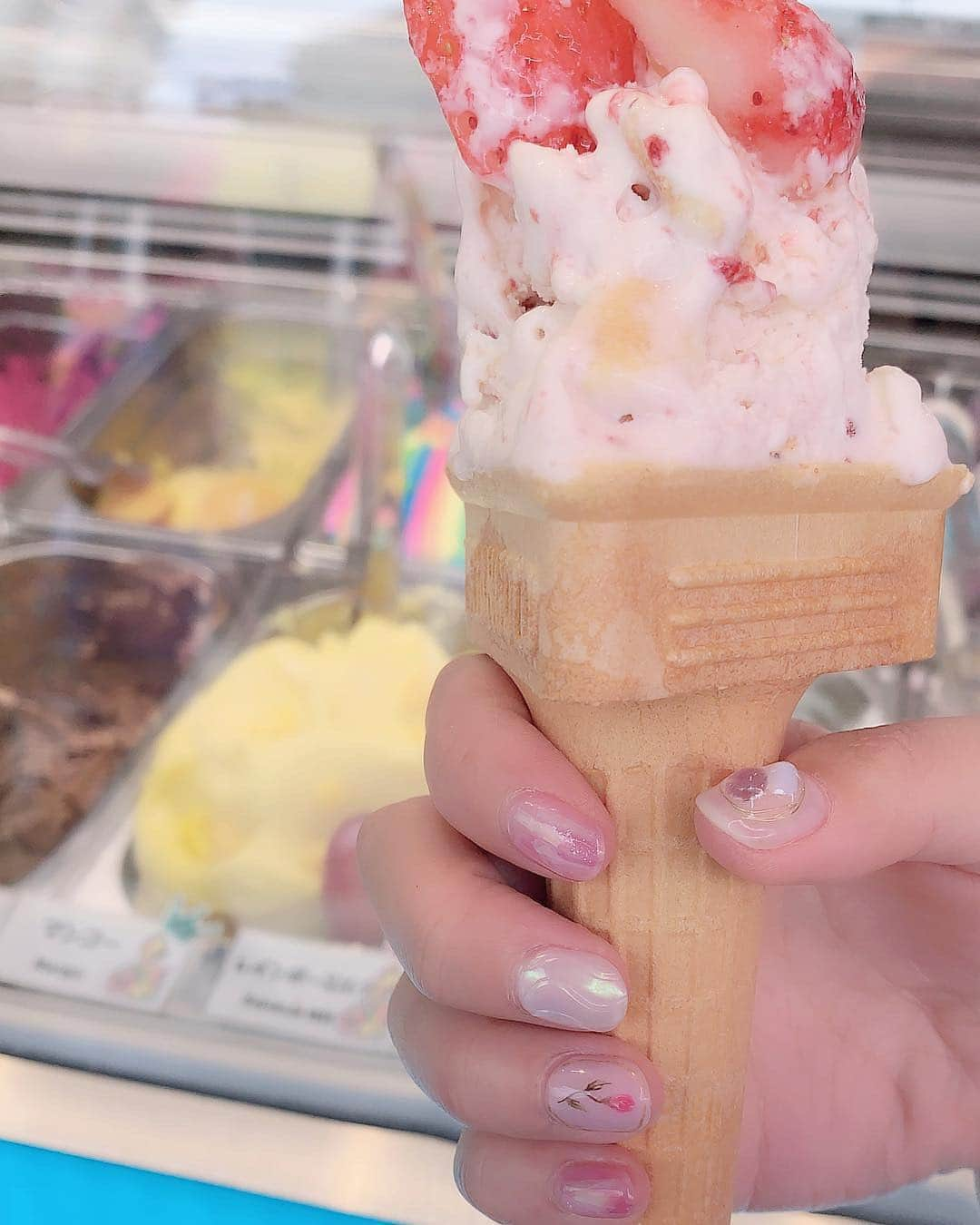 青木りえさんのインスタグラム写真 - (青木りえInstagram)「🍓 🍓 🍓 new nail💗 @inailsgroup 恵比寿店に行ってきたよ💅✨ピンクネイルで、春っぽくしてもらいました💕 春色になってお気に入り💐 . やりたかったネイルを一気に全部してもらいました☺️👍 手書きのお花🌷ストーン✨ミラーネイル💗ワイヤーネイル✨全部したのに、いい感じにまとまり、可愛く仕上がりました🌷 . @fuka_inails 💗センス良すぎる✨手書きのお花もかなり可愛かったです☺️4枚目の写真で、見てみてね🌷💕 . . #今日は久々にアイス食べました 🍦 #春ネイル#ワイヤーネイル#ミラーネイル#ストーン#ピンクネイル#手書きのお花#new#nail#ジェルネイル#gelnails#nail#アイス#苺アイス#inailsgroup」4月21日 21時14分 - aokirie0418