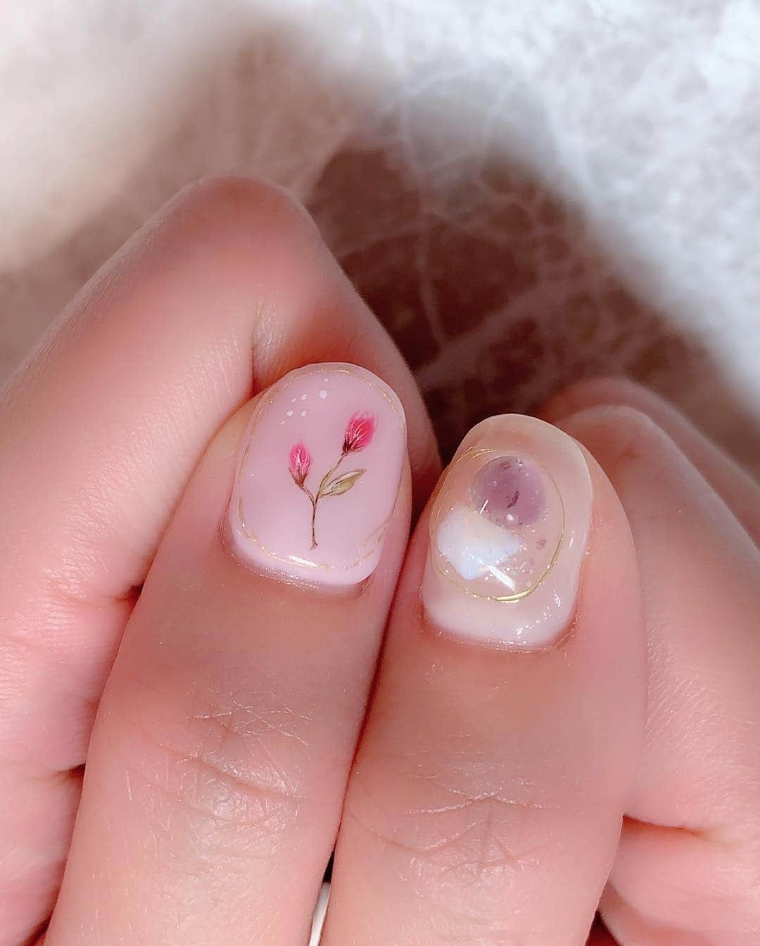 青木りえさんのインスタグラム写真 - (青木りえInstagram)「🍓 🍓 🍓 new nail💗 @inailsgroup 恵比寿店に行ってきたよ💅✨ピンクネイルで、春っぽくしてもらいました💕 春色になってお気に入り💐 . やりたかったネイルを一気に全部してもらいました☺️👍 手書きのお花🌷ストーン✨ミラーネイル💗ワイヤーネイル✨全部したのに、いい感じにまとまり、可愛く仕上がりました🌷 . @fuka_inails 💗センス良すぎる✨手書きのお花もかなり可愛かったです☺️4枚目の写真で、見てみてね🌷💕 . . #今日は久々にアイス食べました 🍦 #春ネイル#ワイヤーネイル#ミラーネイル#ストーン#ピンクネイル#手書きのお花#new#nail#ジェルネイル#gelnails#nail#アイス#苺アイス#inailsgroup」4月21日 21時14分 - aokirie0418