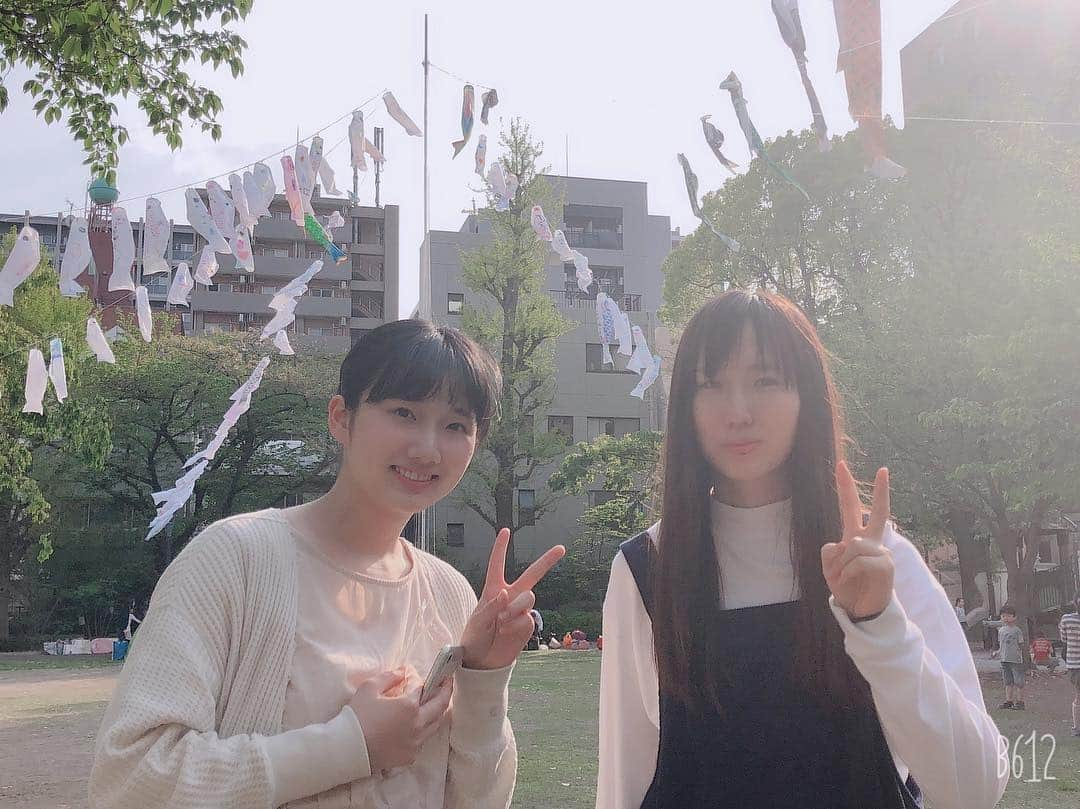 しじみさんのインスタグラム写真 - (しじみInstagram)「休憩中に田中さんと渡邊さんとお散歩したよ。見てこの日曜日感🌞  #ここにはいない彼女」4月21日 21時15分 - amcche