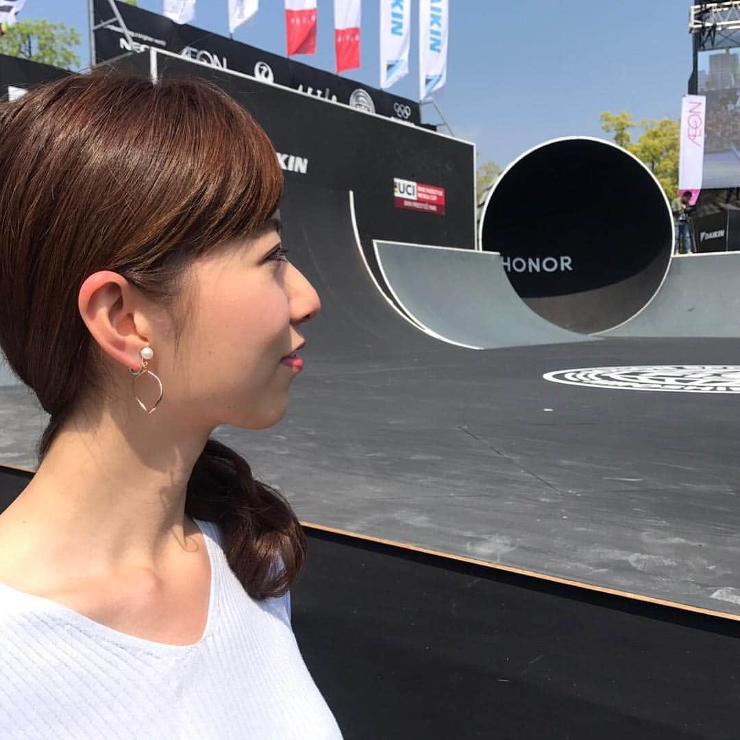 フジテレビ「プライムニュース イブニング」さんのインスタグラム写真 - (フジテレビ「プライムニュース イブニング」Instagram)「きょうの衣装はグリーン🍀。﻿ 濃いグリーンの竹内アナ 薄いグリーンの内田アナ。﻿ 白っぽいけど薄いグリーンなんですよ👀。﻿ 番組がスタートして半月が過ぎました あっという間です😳😳。﻿ ﻿ そして、昨日から今日の﻿ 内田アナの移動距離が半端ない‼️﻿ 取材の為の昨夜から広島入り。﻿ 朝からアーバンスポーツの祭典を取材。﻿ 昼過ぎには、『Live News it!』の出演に向け、﻿ 広島を出発。﻿ そして、番組に出演❗️﻿ ﻿ 半端ない‼️移動距離ですが、本人は超元気💪💪。﻿ ただ、紫外線対策が甘かった…。﻿ 鎖骨部分が日焼け、残念😝。﻿ ﻿ #アーバンスポーツ﻿ #fise﻿ #日焼けに注意﻿ #半端ない﻿ ﻿ #竹内友佳﻿ トップス スカート #indivi @indivi.official ﻿ #sunauna @sunauna.official﻿ #野島卓﻿ ネクタイ #フェアファックス @fairfaxtokyo﻿ #内田嶺衣奈 @reina.uchida﻿ トップス スカート #rope @rope_jp﻿ ﻿ #加藤綾子 #風間晋 #木村拓也 #酒井千佳 #荘口彰久 #副島淳 #福原直英 #佐々木恭子 #小澤陽子 #海老原優香 #安宅晃樹 ﻿ #フジテレビ #アナウンサー #livenews_it」4月21日 21時19分 - livenews_it