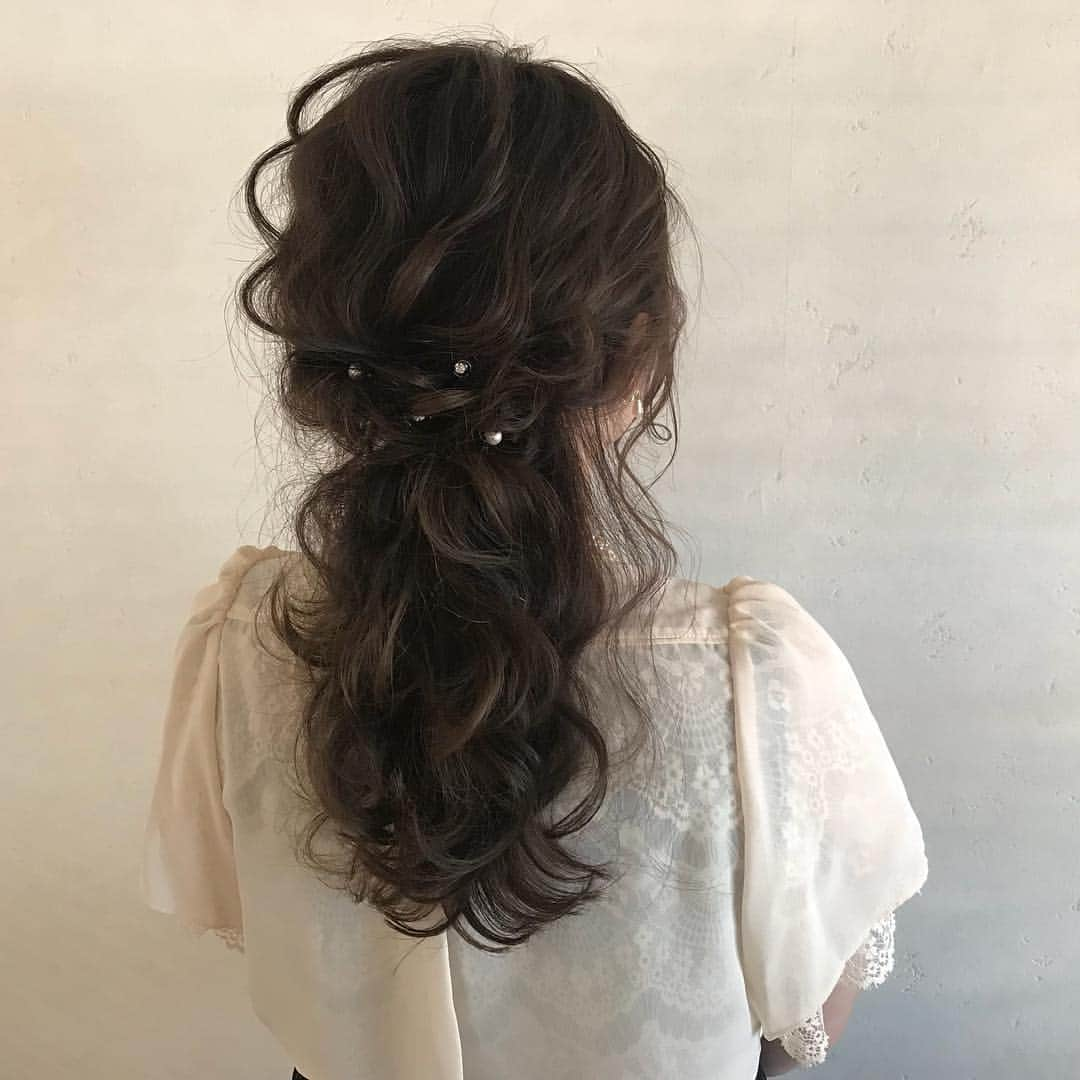 kumaのインスタグラム：「スタッフのお友達を結婚式お呼ばれヘアセット(^^) . #kuma_style  #ヘアアレンジ #hair」