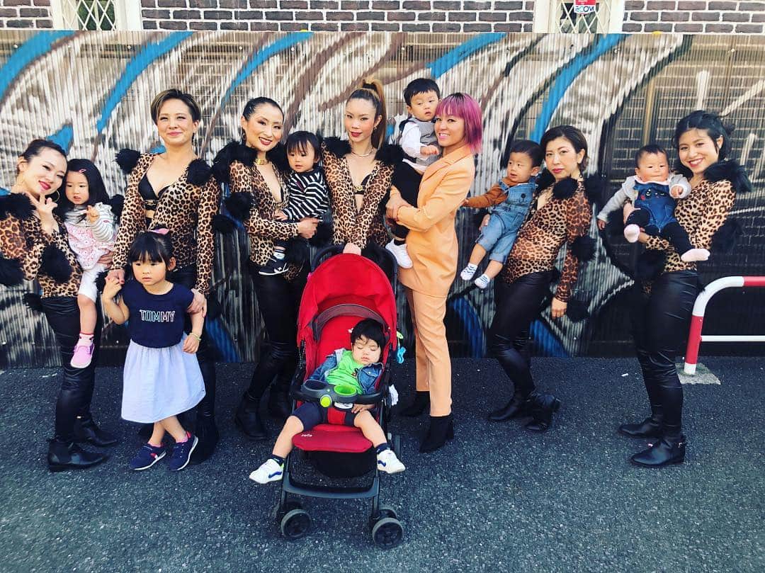 のインスタグラム：「MamiTaz Harlemで踊りました ‼️‼️‼️‼️ ダンホリに続き、再演✨✨ フルメンバーではなかったけど、Halemでママナンバーができて最高でした👍 みんないい顔してたー✨😊 HarlemでSHOWガンガン出ていて、遊びにもたくさん行ってた時のことを考えると、まさか、ママナンバーでそして、我が子とステージ立つことができて、幸せでした💕  やはり子供と出てくると、一気に会場がHappyになる✨ 子供のパワーって凄いね😍  みんなほんとおつかれさま😊  #nazukiナンバー #dance #dancer #coreography  #ダンホリ #mamitaz #mama #ママダンサー  #子連れ #clubharlem  #ママナンバー」