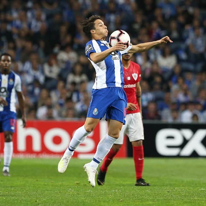 オリベル・トーレスのインスタグラム：「+3 equipa!!!! Feliz Páscoa para todos!! Tenham um bom Domingo 🔵⚪️ Buen Domingo para para todos 🔵⚪️」