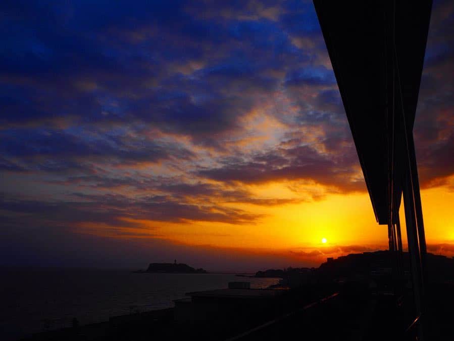 大寺かおりさんのインスタグラム写真 - (大寺かおりInstagram)「#江ノ島と夕日 カメラのファインダーを覗いて２つの夕日に感動✨ .  左が本物の夕日で 右は窓に映った夕日。 . 富士山が見られなくて 残念だなぁと思っていたけど、 1日の終わりにこの景色を見られて 幸せな気持ちになりました😊 . 空と海。 好きです☺️ . #神奈川 #鎌倉 #江の島 #湘南旅行 #夕焼け #空 #海 #写真好き #ファインダー越しの私の世界 #kamakura #sunset #beach #travelphotography #traveljapan #camera #photography #photo_jpn #photo_japan #travelphotography #sky #happy」4月21日 21時20分 - kaori_ootera