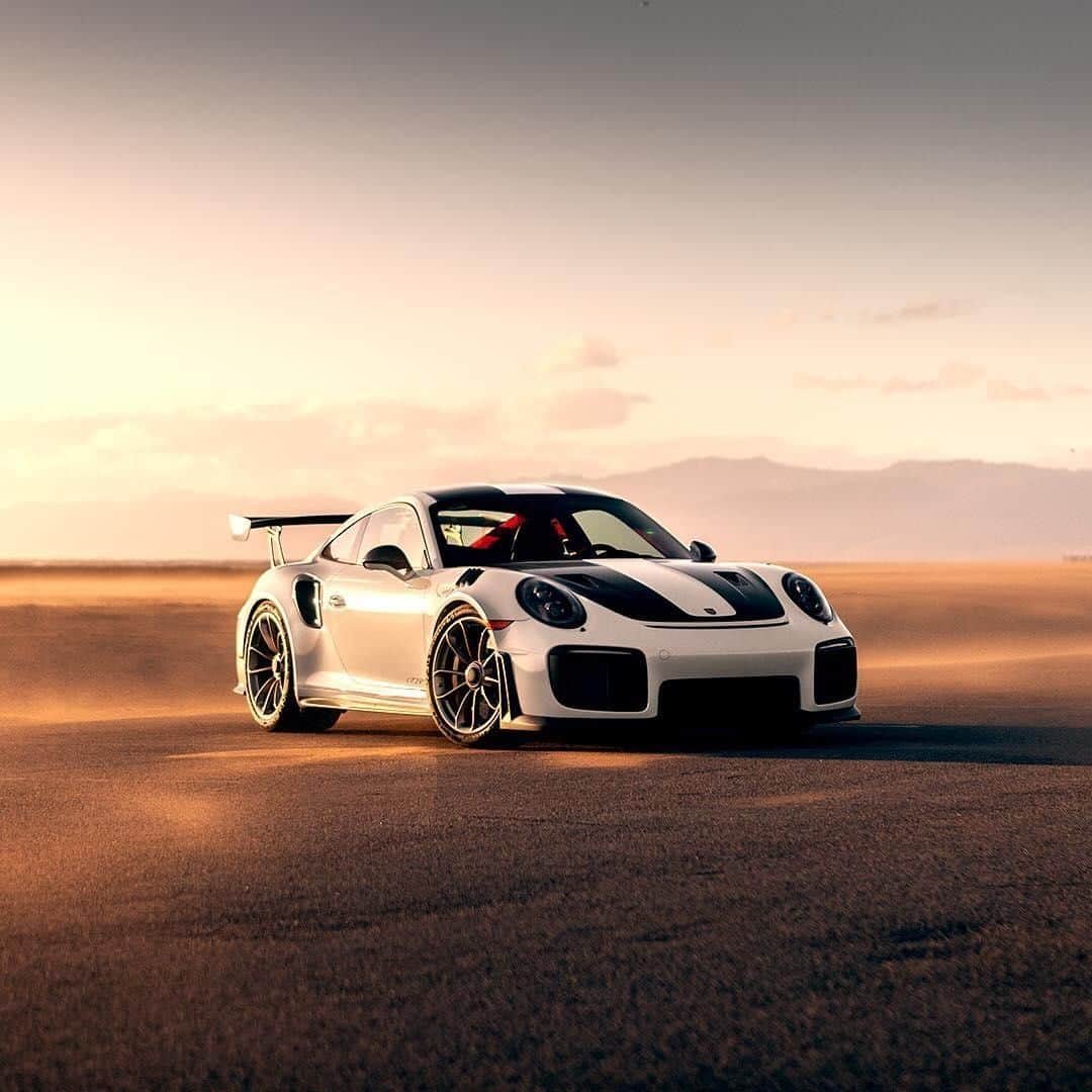 Porscheさんのインスタグラム写真 - (PorscheInstagram)「Epic sports car. Epic shot. #PorscheMoment #Porsche #GT2RS #TimelessMachine #991 (📷: @mattcphotos) __ Combined fuel consumption in accordance with EU 6: 911 GT2 RS: 11,8 l/100 km; CO2 emissions: 269 g/km」4月21日 21時26分 - porsche
