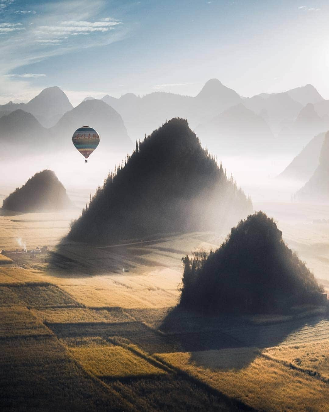 Discover Earthさんのインスタグラム写真 - (Discover EarthInstagram)「What an incredible shot of a sun kissed ballon over the canola fields of Eastern Yunnan, China ! 🇨🇳🎈 Who would you want to go on a hot air balloon tour with ? Tag them ! — 📍#DiscoverChina — 📸 Photo by @jordhammond ​」4月21日 21時35分 - discoverearth