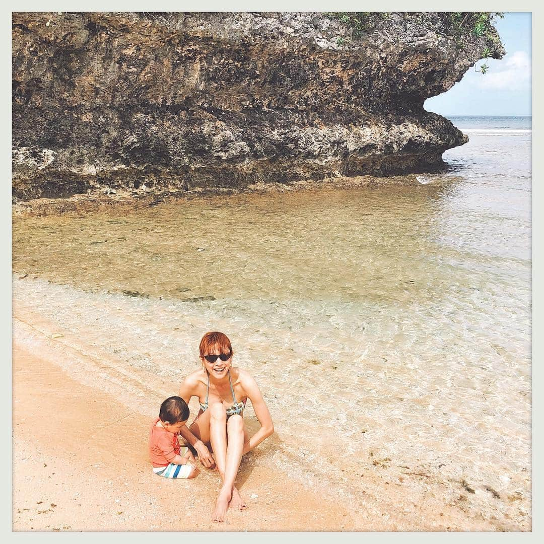 EMILY/BLUEさんのインスタグラム写真 - (EMILY/BLUEInstagram)「Hotelの前のビーチにて🌴 波がほとんどないので、babyには めちゃくちゃ優しいビーチだっ♡ #guam #trip #baby #outfit #smile #ootd #family #mamagirl #9months #instafashion #hotelnikkoguam #beach #swimwear #premierhotelgroup #カジュアルコーデ #ママコーデ #ママファッション #ファッション #コーディネート #グアム #ママリ #赤ちゃん #赤ちゃんのいる生活 #9ヶ月 #旅 #旅行 #ホテルニッコーグアム #プレミアホテルグループ #タビジョ #ビーチ」4月21日 21時30分 - emilybluejewelry0220