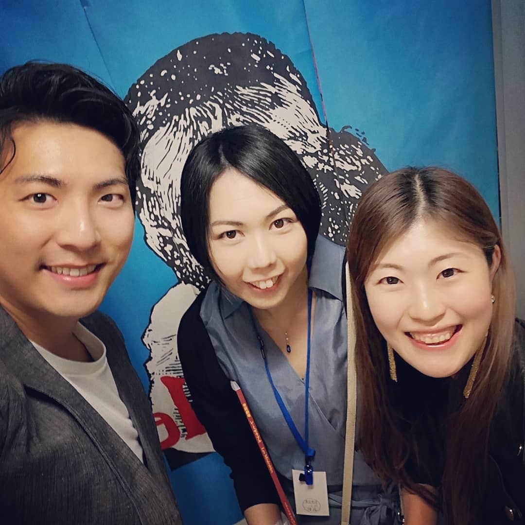 石川翔子のインスタグラム：「大好きなレ・ミゼラブル✨ ご縁あって今年は上山さん@kamiyama_ryuji_0910 の回へ…アンジョルラスすごく素敵でした✨ 同じ役でもキャストさんによって全然違うのが本当に面白いなー。  もう自分で滑る事はなくなったけど、やっぱり表現って良いなと思った1日でした。 私もまた前に向かって頑張ろう！ #lemiserables #レミゼラブル #アンジョルラス」
