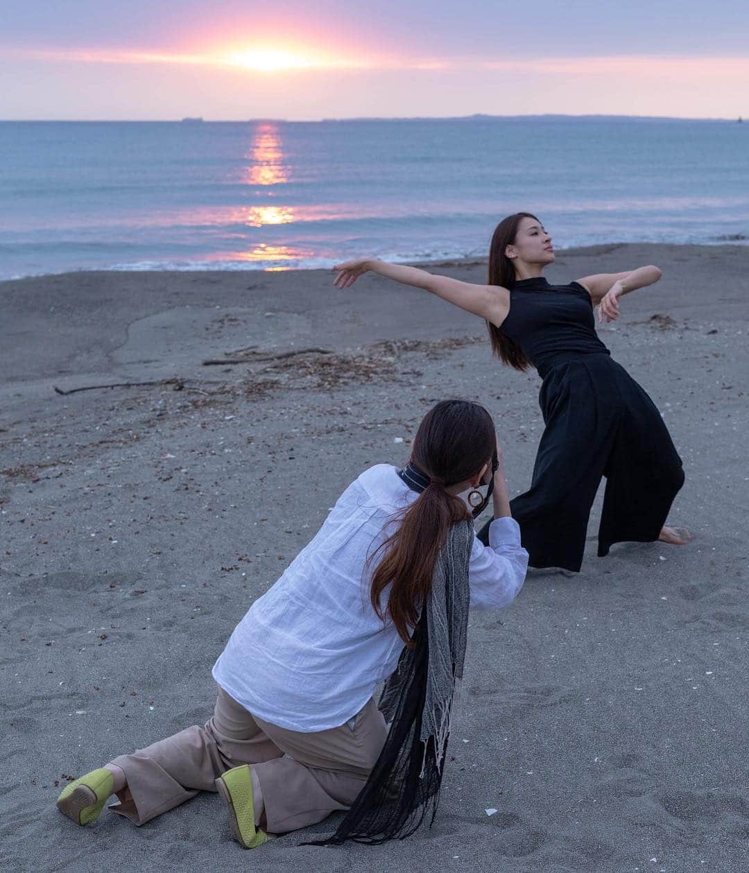 池田美佳さんのインスタグラム写真 - (池田美佳Instagram)「導かれる夕日。。 撮ってるところを撮ってる。  Takemoto Atsumi VS Mika  photo : Murayama Takao  #夕映え #海  #photographer #dancer #artwork」4月21日 21時31分 - mikaring72