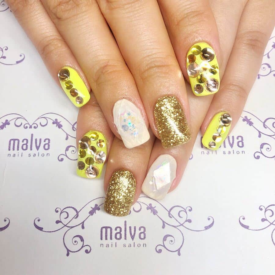 nailsalon malva（ネイルサロンマルヴァ）さんのインスタグラム写真 - (nailsalon malva（ネイルサロンマルヴァ）Instagram)「とっても明るい黄色のネイルをもうこの時期からチャレンジしているお客様もいます✨✨ こちらは宝石ネイルキャンペーン💎 ↓ 選べる宝石ネイルの中から１種類を2本❣️片手に1本ずつ。  更に華奢アートorワイヤーアートの中から１種類を2本付＋ストーンスタッズ20粒まで💓 （こちらのお客様は追加しています）  宝石ネイル以外のカラーはお好きな色を2色までお選びいただけます(^o^)‼︎ラメもOK♡ 💍キャンペーン価格¥10000💕 ※オフは別途料金  是非ご予約お待ちしております~♡ nailsalon malva  ご予約はLINE@のみ 🌙原宿LINE ID→《@malva》 ※@を忘れずに‼︎ 全てのアートや料金表はHPより http://www.malvanail.com/sp/  #malva#マルヴァ#ネイル#gelnail#nail#nailart#naildesign#nailstagram#ジェル#gel#ジェルネイル#ネイルデザイン#原宿ネイル#nailsalon#ネイルサロン#ネイルチップ#森絵里香#malvaネイル#malvanail#ネイリスト募集#美甲#宝石カットネイル #ハンドネイル#宝石ネイル #ミラーネイル」4月21日 21時32分 - malva_nail