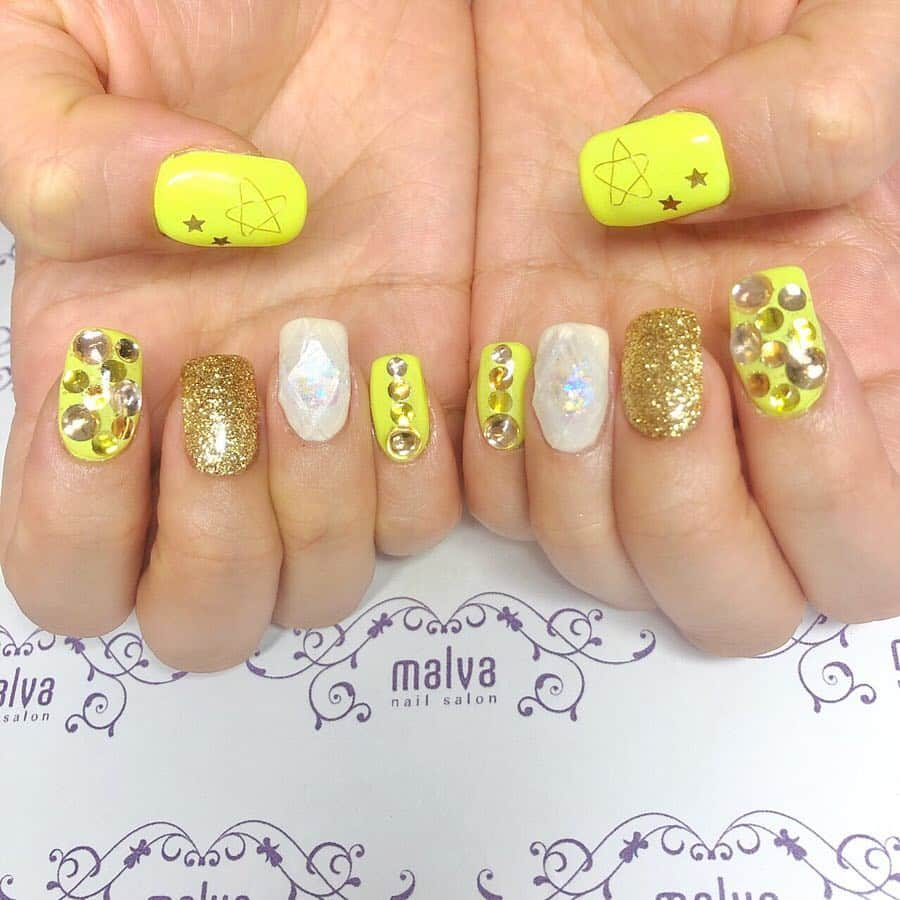 nailsalon malva（ネイルサロンマルヴァ）さんのインスタグラム写真 - (nailsalon malva（ネイルサロンマルヴァ）Instagram)「とっても明るい黄色のネイルをもうこの時期からチャレンジしているお客様もいます✨✨ こちらは宝石ネイルキャンペーン💎 ↓ 選べる宝石ネイルの中から１種類を2本❣️片手に1本ずつ。  更に華奢アートorワイヤーアートの中から１種類を2本付＋ストーンスタッズ20粒まで💓 （こちらのお客様は追加しています）  宝石ネイル以外のカラーはお好きな色を2色までお選びいただけます(^o^)‼︎ラメもOK♡ 💍キャンペーン価格¥10000💕 ※オフは別途料金  是非ご予約お待ちしております~♡ nailsalon malva  ご予約はLINE@のみ 🌙原宿LINE ID→《@malva》 ※@を忘れずに‼︎ 全てのアートや料金表はHPより http://www.malvanail.com/sp/  #malva#マルヴァ#ネイル#gelnail#nail#nailart#naildesign#nailstagram#ジェル#gel#ジェルネイル#ネイルデザイン#原宿ネイル#nailsalon#ネイルサロン#ネイルチップ#森絵里香#malvaネイル#malvanail#ネイリスト募集#美甲#宝石カットネイル #ハンドネイル#宝石ネイル #ミラーネイル」4月21日 21時32分 - malva_nail