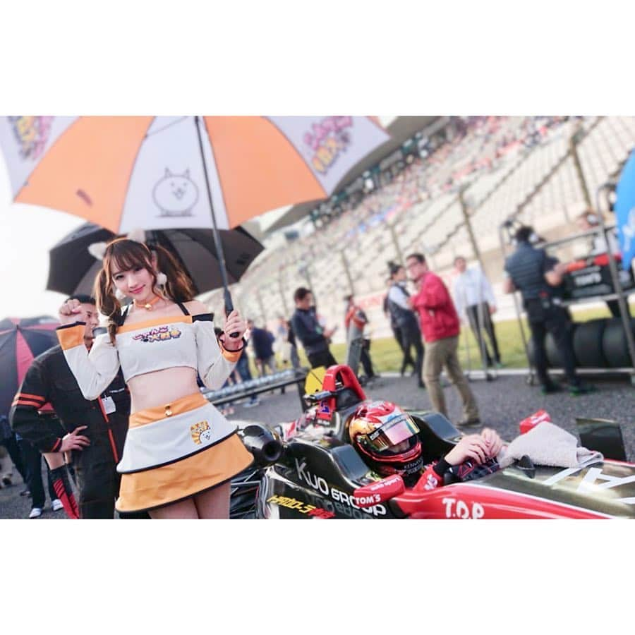 小越しほみさんのインスタグラム写真 - (小越しほみInstagram)「スーパーフォーミュラ開幕戦in鈴鹿サーキット🚗 ・ 37号車ニックキャシディ選手がなんと12番手スタートからの優勝！！🏆✨ ・ F3も第一戦は36号車2位で表彰台、 第二戦は37号車3位表彰台 そして36号車はポールトゥウィンでした👑✨ ・ 開幕戦からこんなに優勝が見れるなんて本当に嬉しいです😭💕 TOM'Sやっぱり強い！💪 ・ 次のGT富士も楽しみ☺️ 引き続き応援よろしくお願いします🏁✨ ・ 2日間ありがとうございました🙇‍♀️💗 ・ #superformula #スーパーフォーミュラ #鈴鹿サーキット #tomsracing #にゃんこ大戦争 #にゃんこ大戦争ガールズ #racequeen #rq #レースクイーン」4月21日 21時45分 - shihomi1129