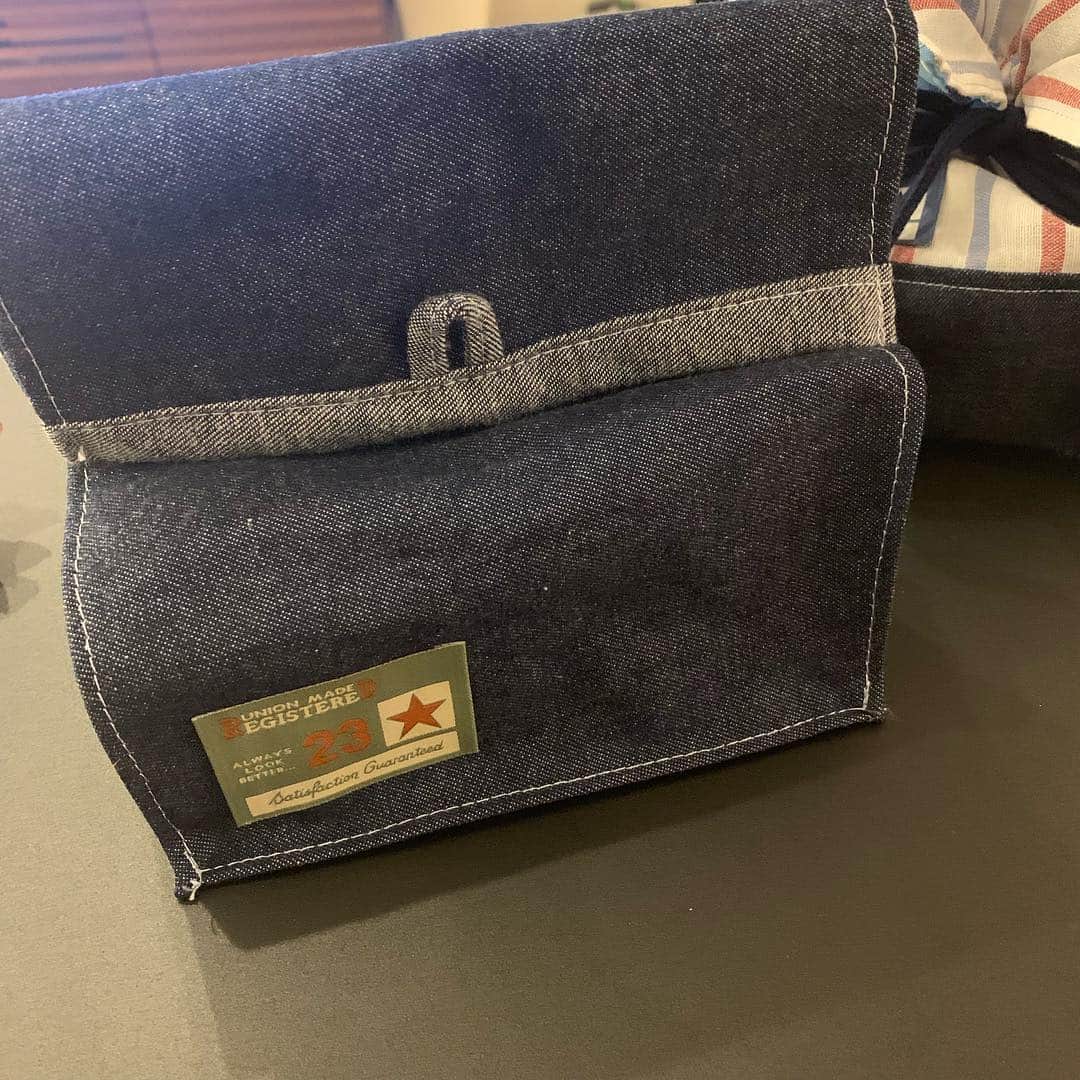 川嵜美佳さんのインスタグラム写真 - (川嵜美佳Instagram)「#弁当袋 …気にいるのが見つからなかったので 作ってみた。  突っ込みどころは満載だけど🤣 愛着はたっぷりw  巾着タイプは、裏地をナイロンに。 紙袋タイプは、自立を目指してw  #handmade #bento #lunchboxcase #tokyo #japan」4月21日 21時42分 - mika_kawasaki