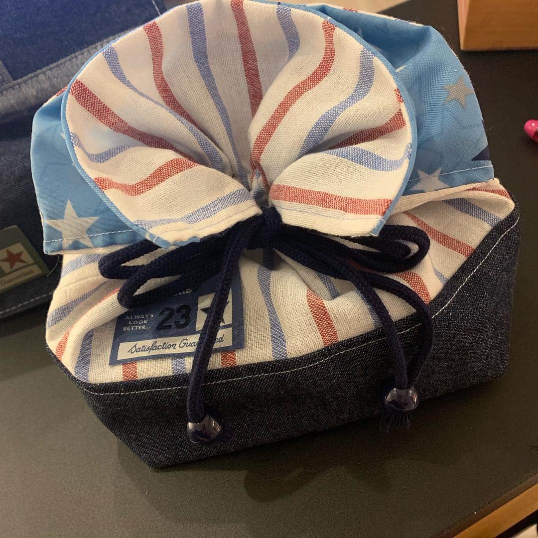 のインスタグラム：「#弁当袋 …気にいるのが見つからなかったので 作ってみた。  突っ込みどころは満載だけど🤣 愛着はたっぷりw  巾着タイプは、裏地をナイロンに。 紙袋タイプは、自立を目指してw  #handmade #bento #lunchboxcase #tokyo #japan」