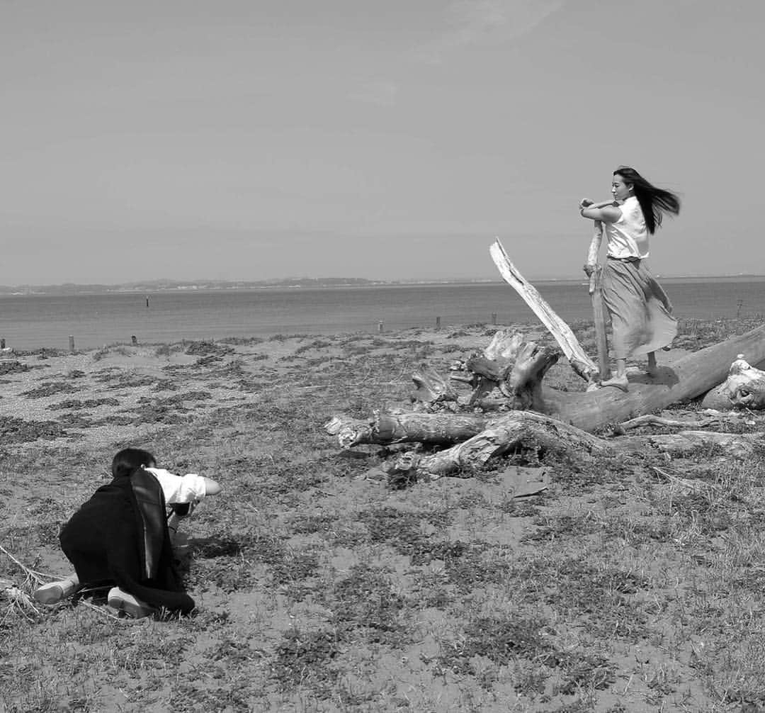 池田美佳さんのインスタグラム写真 - (池田美佳Instagram)「流木、挑み。  Takemoto Atsumi VS Mika  photo : Murayama Takao  #photographer #dancer #fighters  #海 #artwork」4月21日 21時46分 - mikaring72