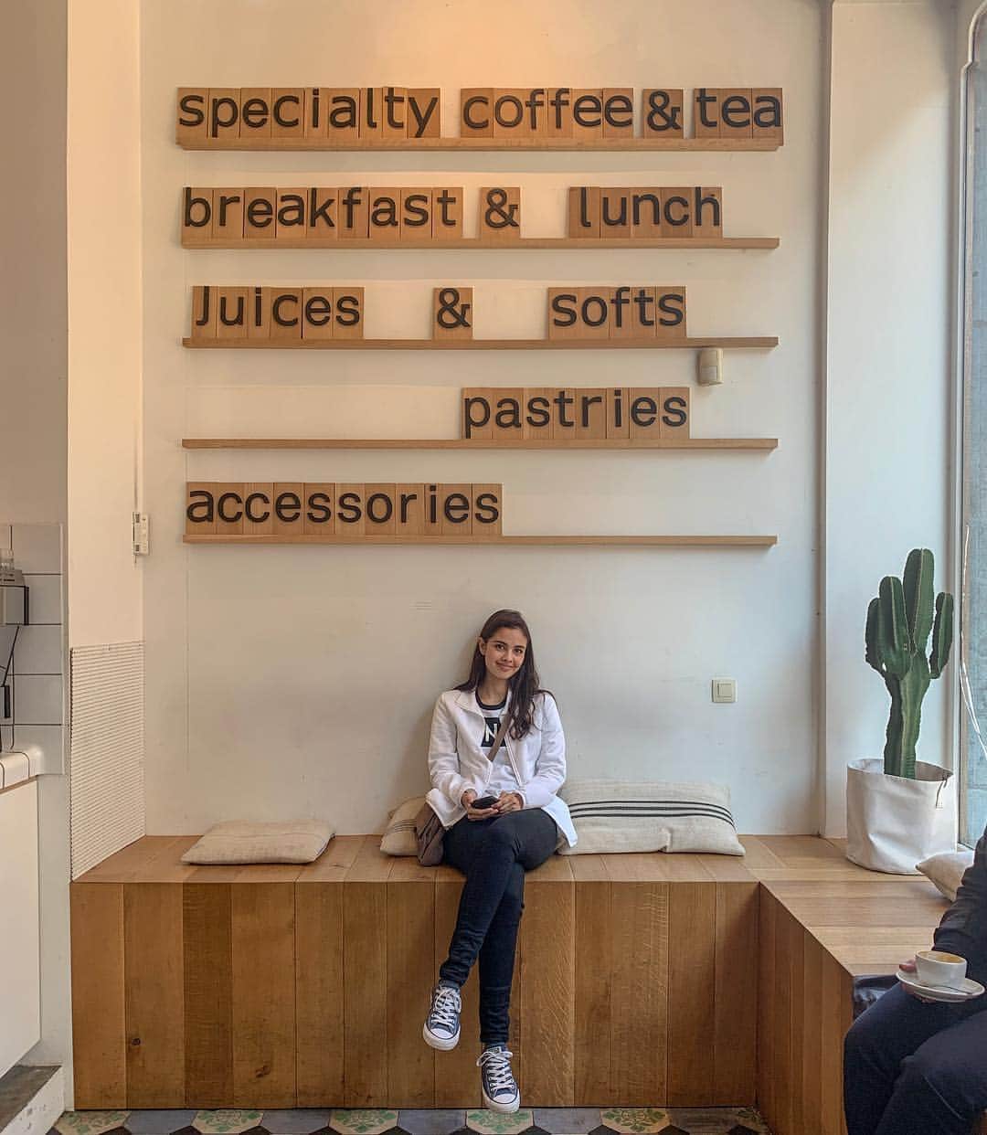 ミーガン・ヤングさんのインスタグラム写真 - (ミーガン・ヤングInstagram)「Mok Specialty Coffee, Brussels ☕️ waiting for our coffee 😍」4月21日 21時52分 - meganbata