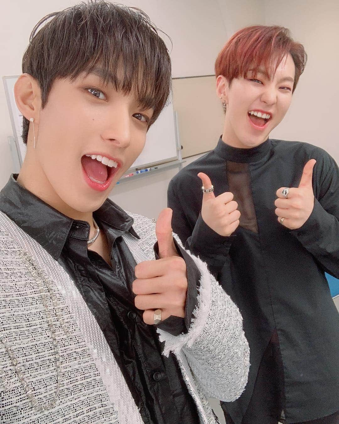 SEVENTEENさんのインスタグラム写真 - (SEVENTEENInstagram)「[17'S 도겸] 오늘 콘서트도 쵝오였어요🤘🏻 짱짱~👍🏻 캐럿들의 이쁜 웃음 잃지 않게 세븐틴이 더 최선을 다할게요~ 항상 같이 행복하게 웃어요 우리 ㅎㅎ  너무 고마워요 항상☺️ 오늘 하루도 너무 고생했고 푹 쉬고 이쁜 꿈 꾸세요 다들💓」4月21日 22時02分 - saythename_17