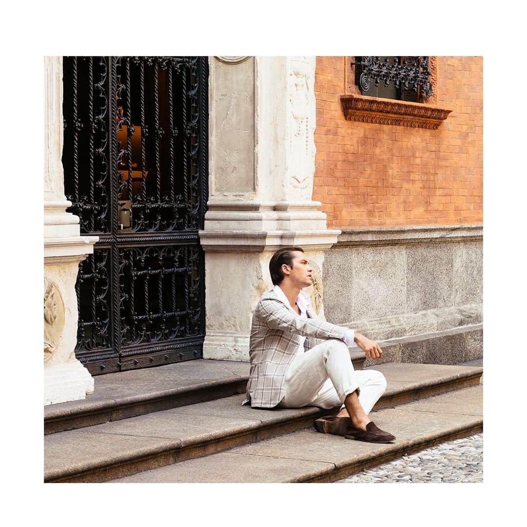 のインスタグラム：「Ticking all the boxes when it comes to dressing well. Caruso.⁣⁣ ⁣⁣ #CarusoMenswear #ALifeLessOrdinary #artoflivingwell #carusostyle #caruso #trulysartorial #fullycanvassed #lifelessordinary #timelessicon #unstructuredstyle #myeverydaystyle #individualityofspirit #timelessrhythm #menswearfashion #businessfashion #impeccabletaste #impeccablestyle #lookoftheday #madeinitaly #italianstyle #tailoring #ss19 #springsummer19⁣」