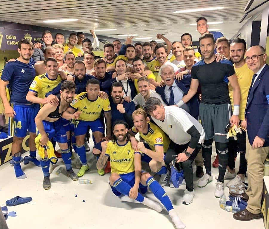 アレハンドロ・フェルナンデス・イグレシアスのインスタグラム：「ESE CÁDIZ OEEE!! 💛💙🤘🏻」
