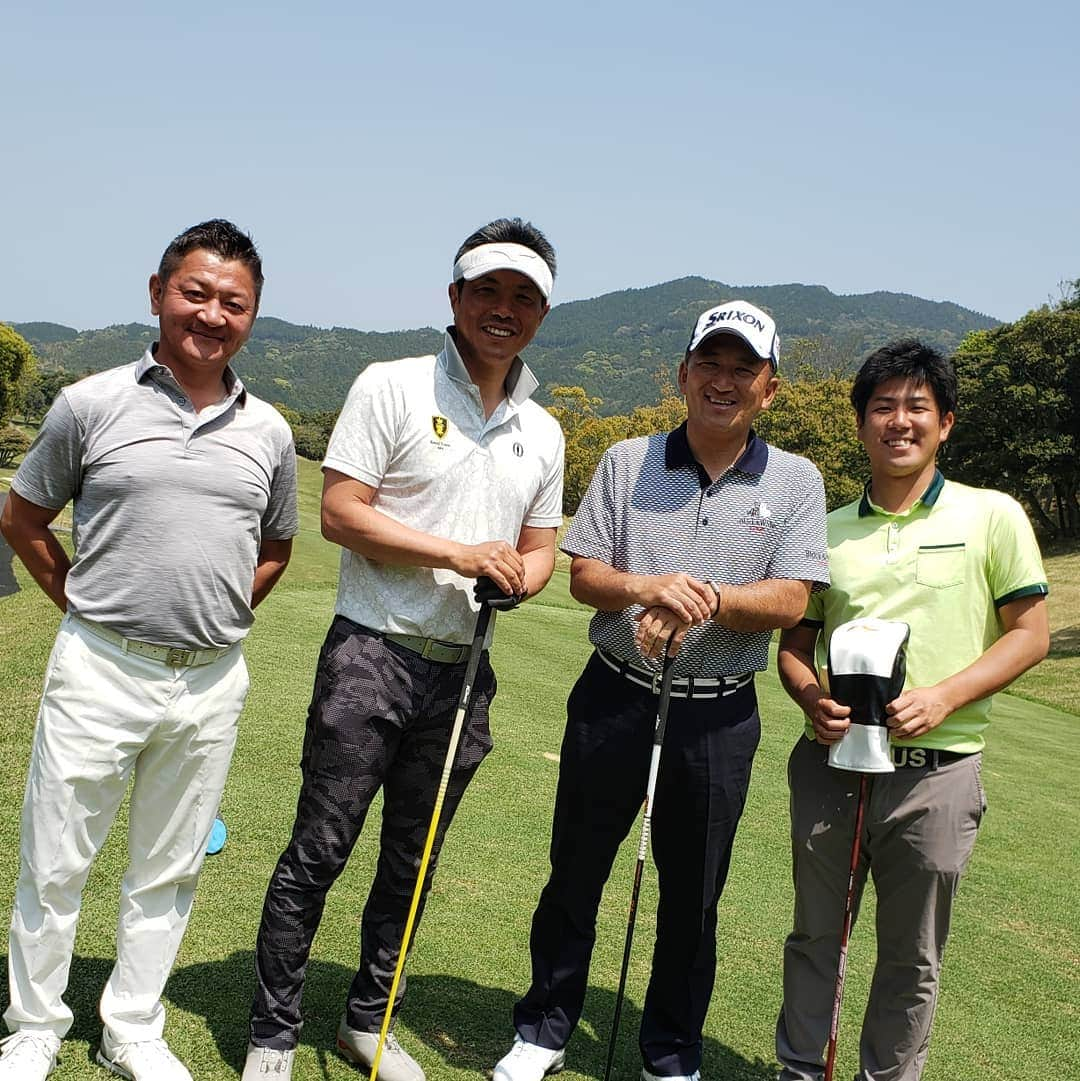 北川祐生のインスタグラム：「. . 昨日は 細川和彦プロ⛳ なんと‼️あの侍JAPAN元監督⚾ 小久保裕紀さんとご一緒させて頂きました‼️ 現役時代、侍JAPAN、練習、トレーニング、メンタルなど色々な話をたくさんして頂きました！ 細川プロにもアドバイスを頂き⛳ トップアスリートの方々は本当に考え方が違いますね❕👀 勉強になりました！ 本当にありがとうございました‼️ . 小久保さん本当に紳士で優しくてゴルフめっちゃ上手かったです💦 . このような素敵な場を作って頂いた山本さん本当にありがとうございます！ いつも福岡ではお世話になっています！感謝！！ . #取手国際ゴルフ倶楽部#元気堂#駿楽#関東サービス株式会社#KJUS#チュース#タイトリスト #FOOTJOY#FJ#IOMIC#HOMMONHAKATA#感謝#北川祐生#細川和彦プロ#野球#小久保裕紀さん#侍JAPAN#トップアスリート」