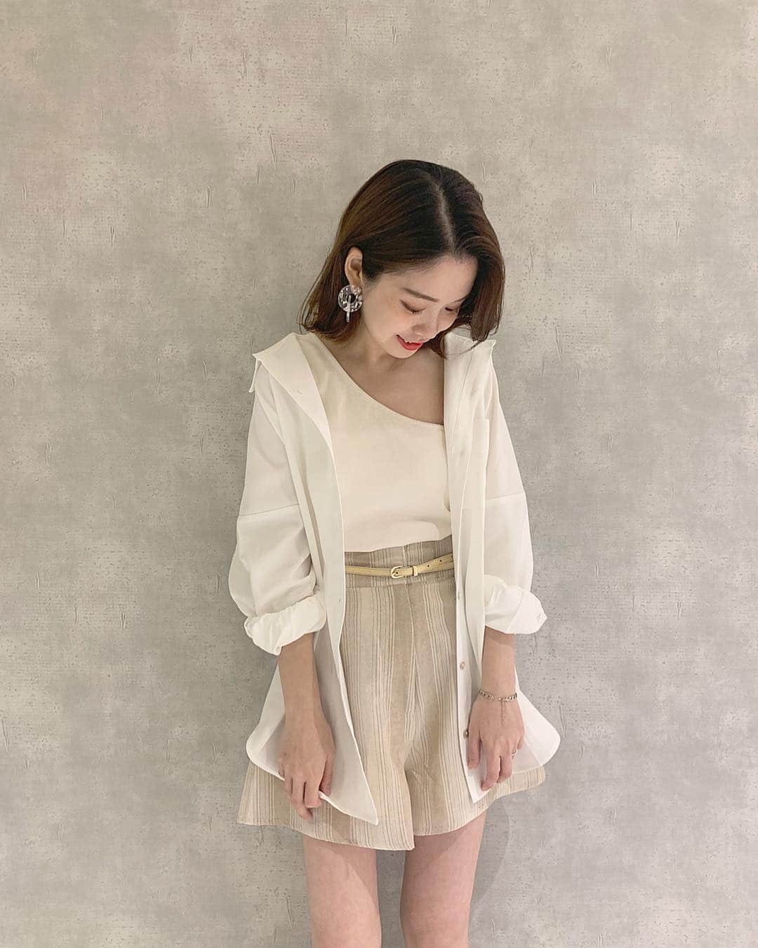 のインスタグラム：「夏に向けてミニも良いなあ！ 最近ロングボトムスばかりだったからなんか新鮮✨ . . そしてワンショルタンクは ほんま優秀すぎて全色ほしい👏🏻 . . #whoswhochico #chico_mio」