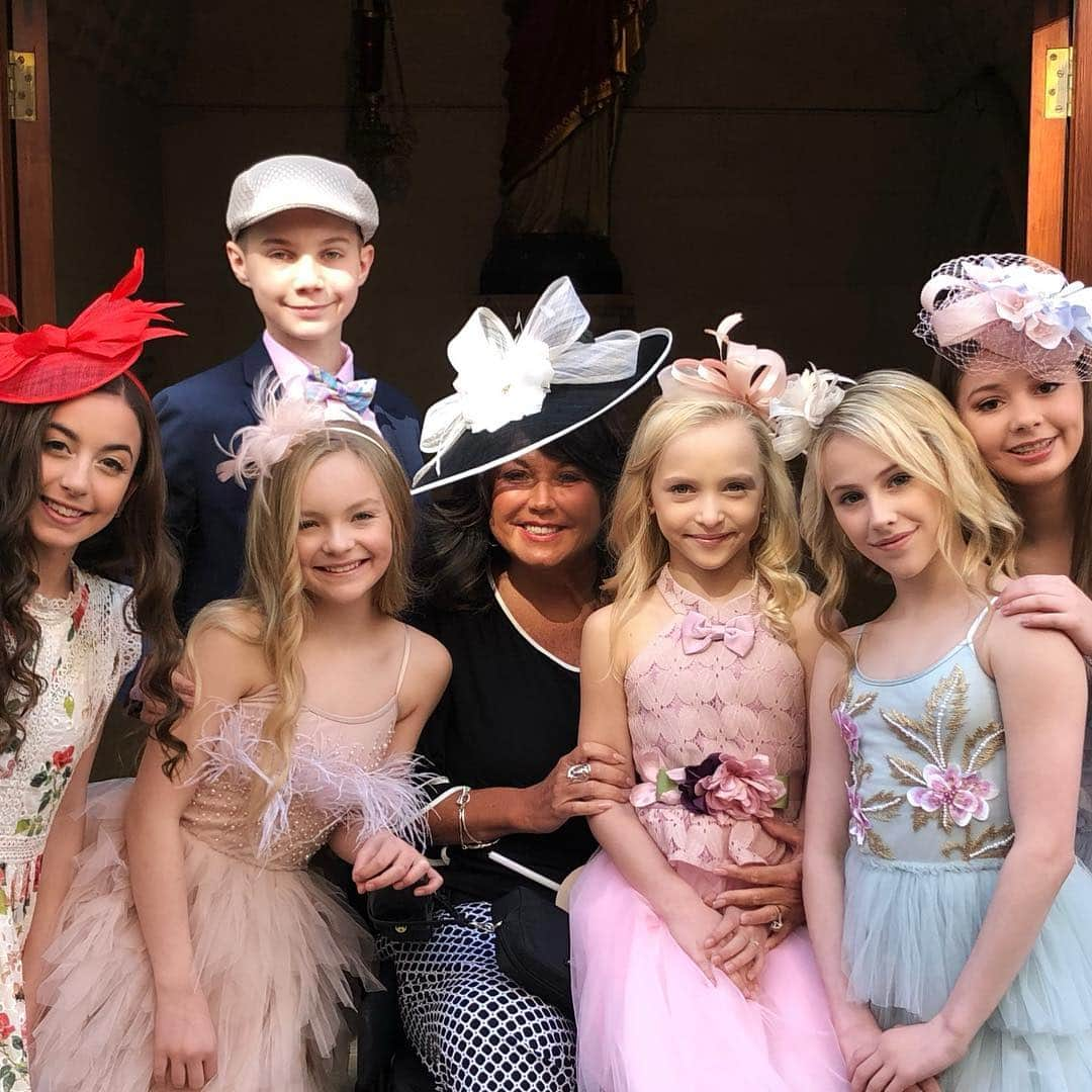 アビー・リー・ミラーさんのインスタグラム写真 - (アビー・リー・ミラーInstagram)「HAPPY EASTER to all from London with Love! May your Holiday be filled with peace, love, sunshine & chocolate!!! #dancemoms #season8 #abbyleemiller #aldcalways」4月21日 22時19分 - therealabbylee