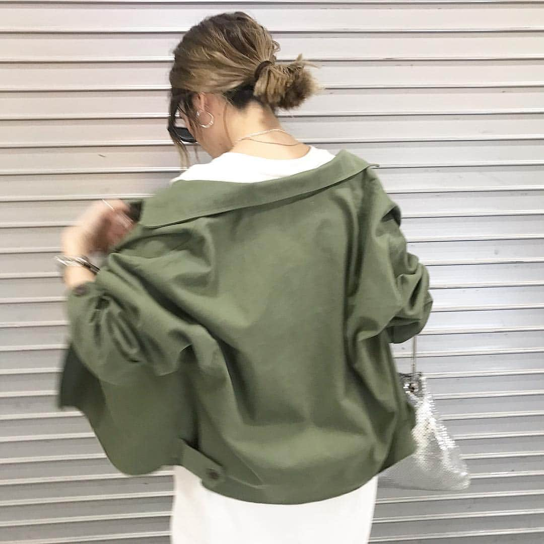 KARENさんのインスタグラム写真 - (KARENInstagram)「. POP UPでも大大大人気の @flugge_official nuance military JK✔︎明日やっっっと再入荷です🥺今の時期にぴったりだし秋にも使えるカラーですよ✌︎ POP UPも残すところあと4日🤭毎日楽しく皆さんと話できて、たのしすぎてるなぁここ最近☺️💓 .  #flugge#flugge_official #fluggesnap #ootd#outfit#fashion#instafashion#ig#casual#coordinate#code#me#今日の服#今日のコーデ#今日のコーディネート#コーディネート#カジュアル#ファッション#カジュアルコーデ#再入荷#ミリジャケ」4月21日 22時12分 - karen_nrsm