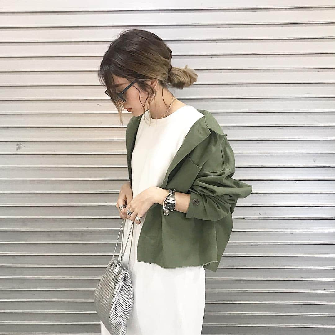 KARENさんのインスタグラム写真 - (KARENInstagram)「. POP UPでも大大大人気の @flugge_official nuance military JK✔︎明日やっっっと再入荷です🥺今の時期にぴったりだし秋にも使えるカラーですよ✌︎ POP UPも残すところあと4日🤭毎日楽しく皆さんと話できて、たのしすぎてるなぁここ最近☺️💓 .  #flugge#flugge_official #fluggesnap #ootd#outfit#fashion#instafashion#ig#casual#coordinate#code#me#今日の服#今日のコーデ#今日のコーディネート#コーディネート#カジュアル#ファッション#カジュアルコーデ#再入荷#ミリジャケ」4月21日 22時12分 - karen_nrsm