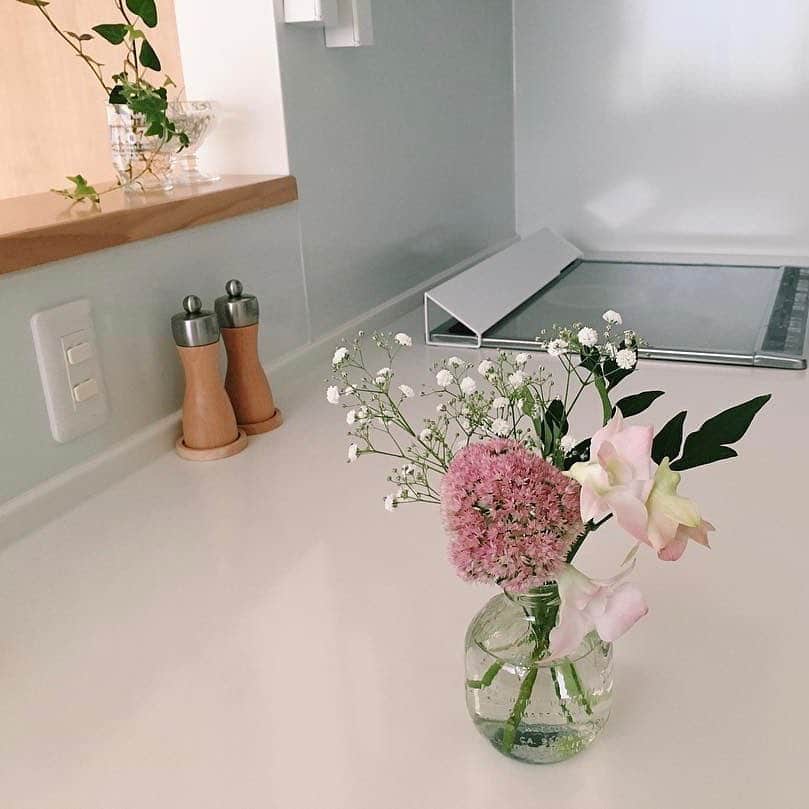 Bloomee LIFEさんのインスタグラム写真 - (Bloomee LIFEInstagram)「・ 淡いピンクとグリーンの組み合わせが可愛らしく、癒されます。 今回もキッチンに飾って、眺めながら家事をしています。 ・ Special Thanks Photo by⠀ @pyokopyokop @sea1118 ・ キッチンに飾っていただくと、彩りが出るのはもちろん 忙しい家事の合間にお花を見てホッと一息リラックスしていただけます🌸 限定パッケージのピンクも合わせて、春を皆さんに届けれられたら嬉しいです☺️💕 ・ 現在母の日に向けて、🇬🇧Cath Kidston🇬🇧と母の日キャンペーンを開催中💐 今登録するとCath Kidstonデザインの期間限定パッケージでBloomee LIFEのお花が届くかも？！ ・ また、豪華プレゼントが当たる投稿キャンペーンも実施中🎉 --- ありがとうの気持ちを、お花のお便りで。 --- Bloomee LIFEではお母さんへのありがとうの気持ちを「お花のお便り＝#ママラブレター 」でお届けします💌 素敵な#ママラブレター をご投稿してくださった方の中から抽選で 【合計100本のカーネーションブーケ🌹】をペア5組10名様にプレゼント🎁 ・ 詳しくは下記をチェック👌 ↓↓↓ ・ 💓母の日を想う全ての人に感動を💓 5月12日は母の日。 Bloomee LIFEは、あなたの大切なお母さんへの想いを「お花のお便り」でお運びします💐 ・ ■プレゼント：投稿キャンペーンに参加した方の中から抽選で、ペア5組10名様に【合計100本のカーネーションブーケ🌹】をプレゼント！ ペアで貰えるからお母さんと2人でお花を楽しむことができます☺️ ■参加方法： ①@bloomeelife をフォロー ②赤いカーネーションの画像 または Cath Kidston母の日限定ボックスの画像を用意 ③#ママラブレター #bloomeelife を付けてテーマに沿ったエピソードを投稿 ■投稿テーマ：投稿テーマは期間によって異なります👌 第1弾：《4/12-4/22》普段伝えられないお母さんへの感謝の気持ち 第2弾：《4/23-5/2》お母さんの好きなところ 第3弾：《5/3-12》お母さんと一緒にしたいこと ・ 当選者の方にはbloomee LIFE 公式アカウントよりDMにてご連絡させていただきます💌 ・ #bloomeelife#ブルーミーライフ#キャスキッドソン#母の日#母の日プレゼント#カーネーション#母の日ギフト#花のある生活#花好きな人と繋がりたい#おうち時間#花部#花写真#花のあるくらし#花のある暮らし#花が好き#花を飾る#暮らし#暮らしを楽しむ#日々の暮らし#お花のある暮らし#かすみ草#ピンク#かすみ草ブーケ#春の色合い#春の花束#キッチンインテリア#キッチン雑貨#キッチングッズ」4月21日 22時17分 - bloomee