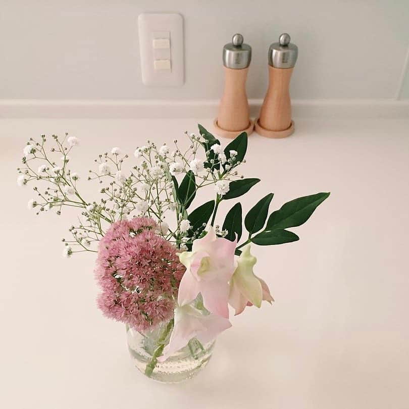 Bloomee LIFEさんのインスタグラム写真 - (Bloomee LIFEInstagram)「・ 淡いピンクとグリーンの組み合わせが可愛らしく、癒されます。 今回もキッチンに飾って、眺めながら家事をしています。 ・ Special Thanks Photo by⠀ @pyokopyokop @sea1118 ・ キッチンに飾っていただくと、彩りが出るのはもちろん 忙しい家事の合間にお花を見てホッと一息リラックスしていただけます🌸 限定パッケージのピンクも合わせて、春を皆さんに届けれられたら嬉しいです☺️💕 ・ 現在母の日に向けて、🇬🇧Cath Kidston🇬🇧と母の日キャンペーンを開催中💐 今登録するとCath Kidstonデザインの期間限定パッケージでBloomee LIFEのお花が届くかも？！ ・ また、豪華プレゼントが当たる投稿キャンペーンも実施中🎉 --- ありがとうの気持ちを、お花のお便りで。 --- Bloomee LIFEではお母さんへのありがとうの気持ちを「お花のお便り＝#ママラブレター 」でお届けします💌 素敵な#ママラブレター をご投稿してくださった方の中から抽選で 【合計100本のカーネーションブーケ🌹】をペア5組10名様にプレゼント🎁 ・ 詳しくは下記をチェック👌 ↓↓↓ ・ 💓母の日を想う全ての人に感動を💓 5月12日は母の日。 Bloomee LIFEは、あなたの大切なお母さんへの想いを「お花のお便り」でお運びします💐 ・ ■プレゼント：投稿キャンペーンに参加した方の中から抽選で、ペア5組10名様に【合計100本のカーネーションブーケ🌹】をプレゼント！ ペアで貰えるからお母さんと2人でお花を楽しむことができます☺️ ■参加方法： ①@bloomeelife をフォロー ②赤いカーネーションの画像 または Cath Kidston母の日限定ボックスの画像を用意 ③#ママラブレター #bloomeelife を付けてテーマに沿ったエピソードを投稿 ■投稿テーマ：投稿テーマは期間によって異なります👌 第1弾：《4/12-4/22》普段伝えられないお母さんへの感謝の気持ち 第2弾：《4/23-5/2》お母さんの好きなところ 第3弾：《5/3-12》お母さんと一緒にしたいこと ・ 当選者の方にはbloomee LIFE 公式アカウントよりDMにてご連絡させていただきます💌 ・ #bloomeelife#ブルーミーライフ#キャスキッドソン#母の日#母の日プレゼント#カーネーション#母の日ギフト#花のある生活#花好きな人と繋がりたい#おうち時間#花部#花写真#花のあるくらし#花のある暮らし#花が好き#花を飾る#暮らし#暮らしを楽しむ#日々の暮らし#お花のある暮らし#かすみ草#ピンク#かすみ草ブーケ#春の色合い#春の花束#キッチンインテリア#キッチン雑貨#キッチングッズ」4月21日 22時17分 - bloomee
