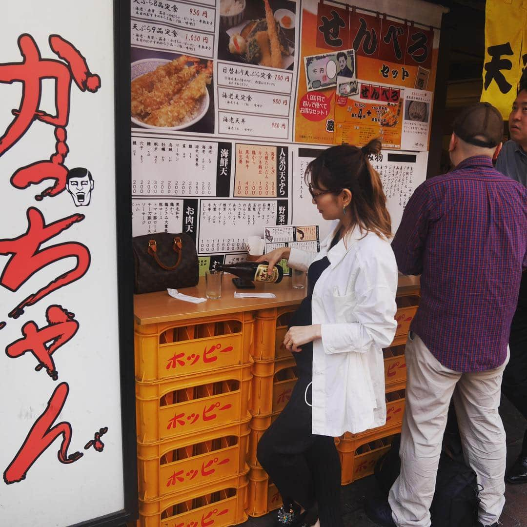 眞鍋さゆりのインスタグラム：「アメ横の安定感が最高すぎます 買い倒れました 食い倒れました ノンアルで飲み倒れもしました 最後シメのマンゴーパッションソフトにノックアウトされました 南国いっきてぇぇー！！🌴 今日も彼は迷彩でした 何かから隠れたいんすかね  #アメ横 #食い倒れ #天ぷら#かっちゃん#寿司#まぐろ人#もつ焼き#文楽」