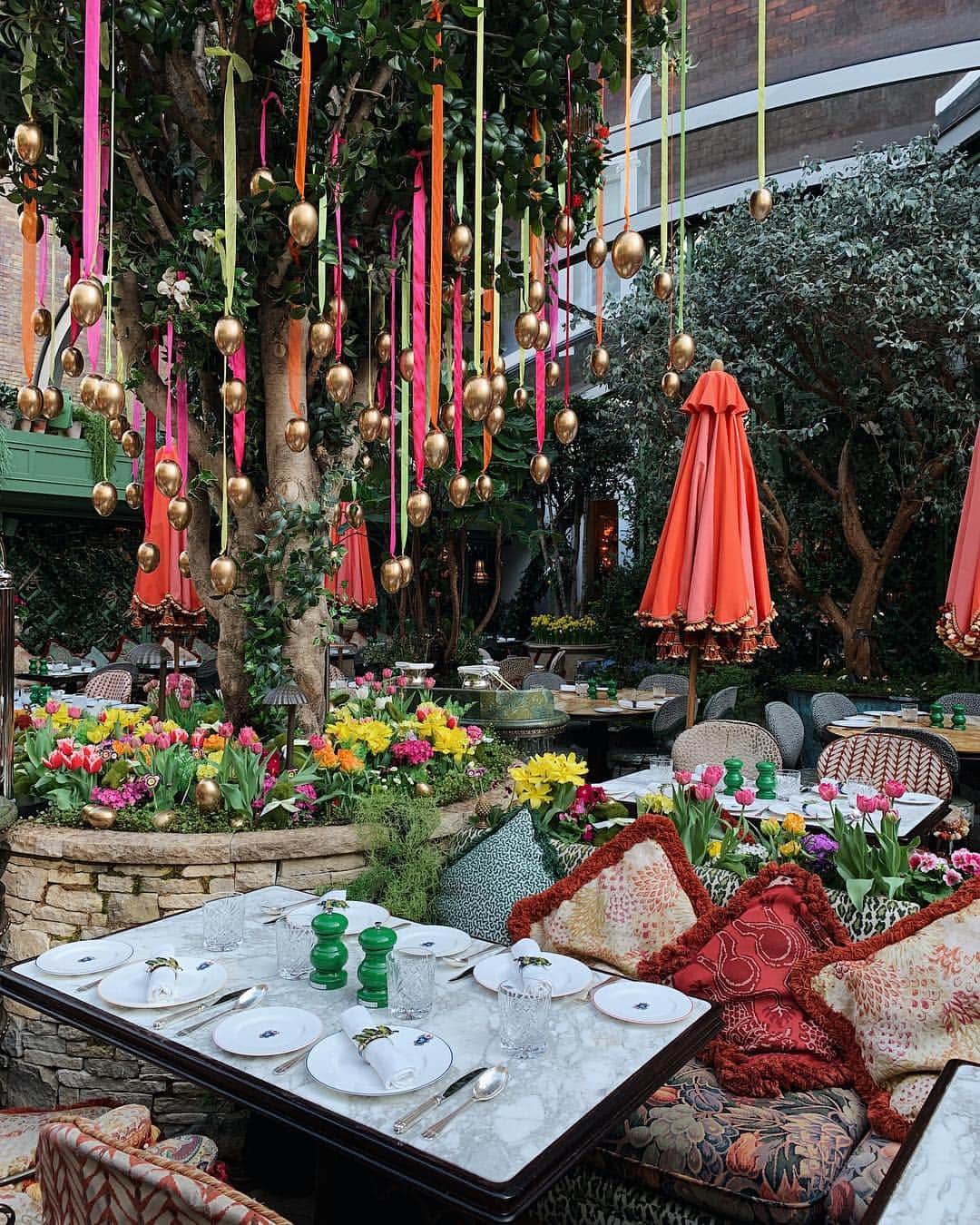 MR PORTERのインスタグラム：「The MR PORTER Team sends their #Easter wishes from @annabelsmayfair—where the club is celebrating in style with a rather fitting installation. 🐣 With interiors designed by #MRPORTERstylecouncil member, @martinbrudnizki, it's the perfect place to indulge in a cocktail (after all those chocolate eggs).」