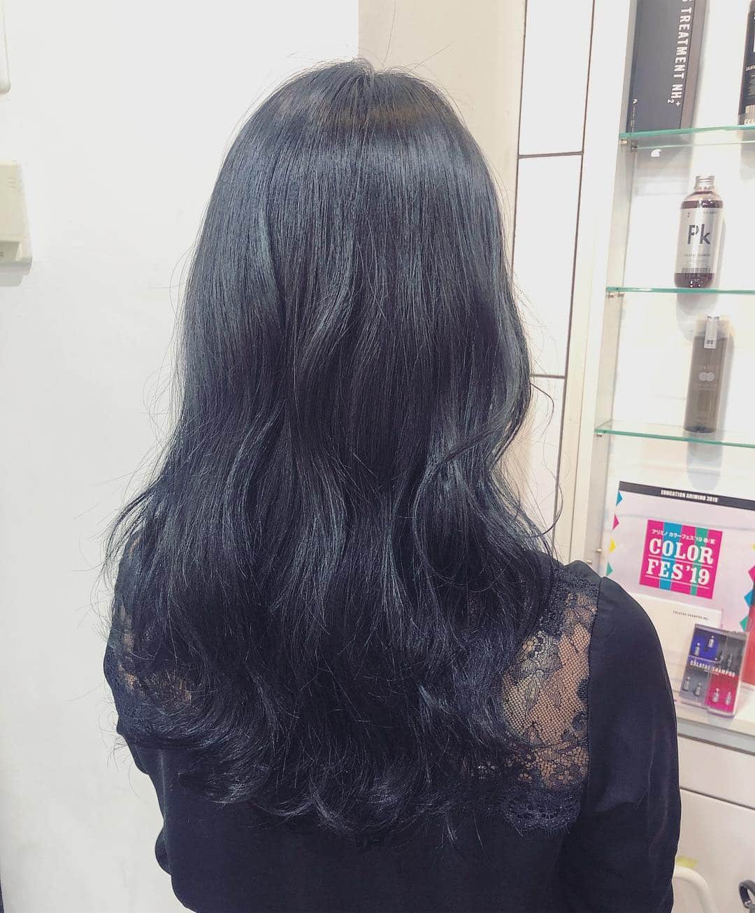永尾まりやさんのインスタグラム写真 - (永尾まりやInstagram)「髪色の質問があったので 最近は限りなくブラックのネイビーにしてるよ🔵 SHACHUのスタイリング剤でヘアアレンジしてます︎︎︎︎☑︎︎︎︎︎☑︎ @shachu_hair  @manax_x  #hairstyle #haircolor」4月21日 22時30分 - mariyagi_san