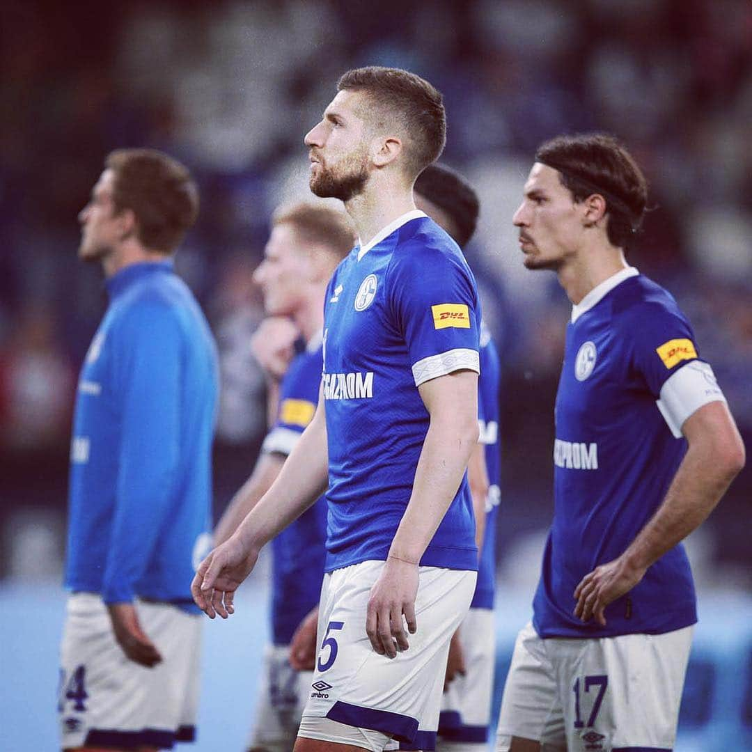 シャルケ04さんのインスタグラム写真 - (シャルケ04Instagram)「Don‘t want to get used to this feeling 😬 . . #Schalke #S04 #Football #Soccer #HateLosing #Knappen #WirLebenDich #🔵⚪️」4月21日 22時36分 - s04