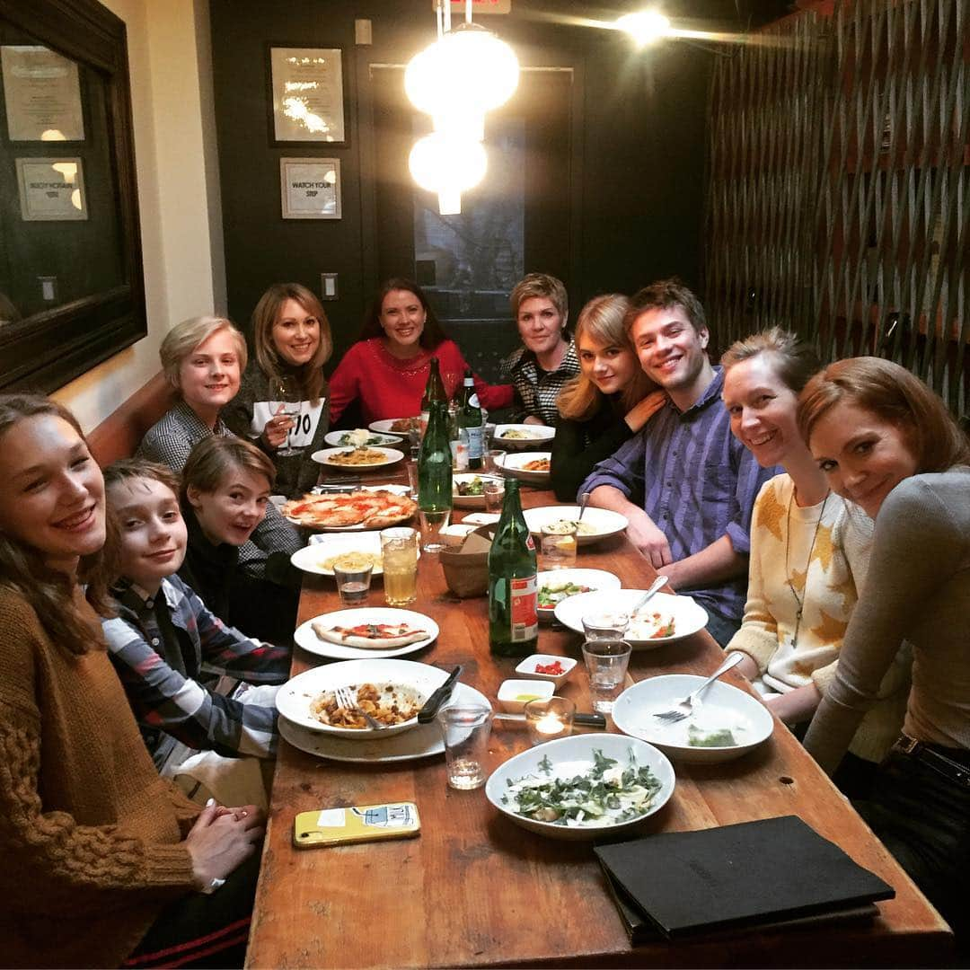 ダービー・スタンチフィールドさんのインスタグラム写真 - (ダービー・スタンチフィールドInstagram)「#locke family dinner with my IRL fam 😍  #lockeandkey 🗝💥 #Netflix #springbreak #toronto #easterdinner #grateful 😆 P.S. I ❤️ them all SO MUCH!」4月21日 22時46分 - darbysofficial