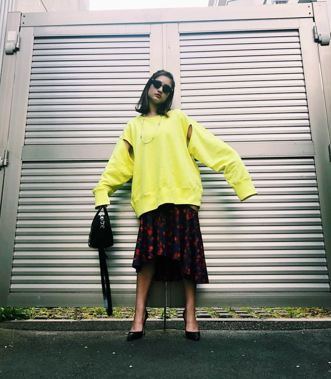 谷まりあさんのインスタグラム写真 - (谷まりあInstagram)「私服💛 チョーカーはNYで頑張ってるジョージが立ち上げたブランドの💛ジョージはいつも自分のやりたいことにまっすぐでカッコいい。本物の良さをまっすぐに説明してくれる人☺️情報も物もたくさんあふれてるけど、常に本物に触れていたい！本物を知ってる人ってかっこいい！若いからとか、この年だからとか聞くことあるけど歳なんて関係ない！常に自分のなりたい自分でいいと思う！背伸びをすることだって全く悪くないと思う！だって自分で頑張ってるんだもん💪😉😘何が自分にとって本当に必要か が分かれば迷わなくなるよ🥳！ #marimarifashion」4月21日 22時41分 - mariaaaa728