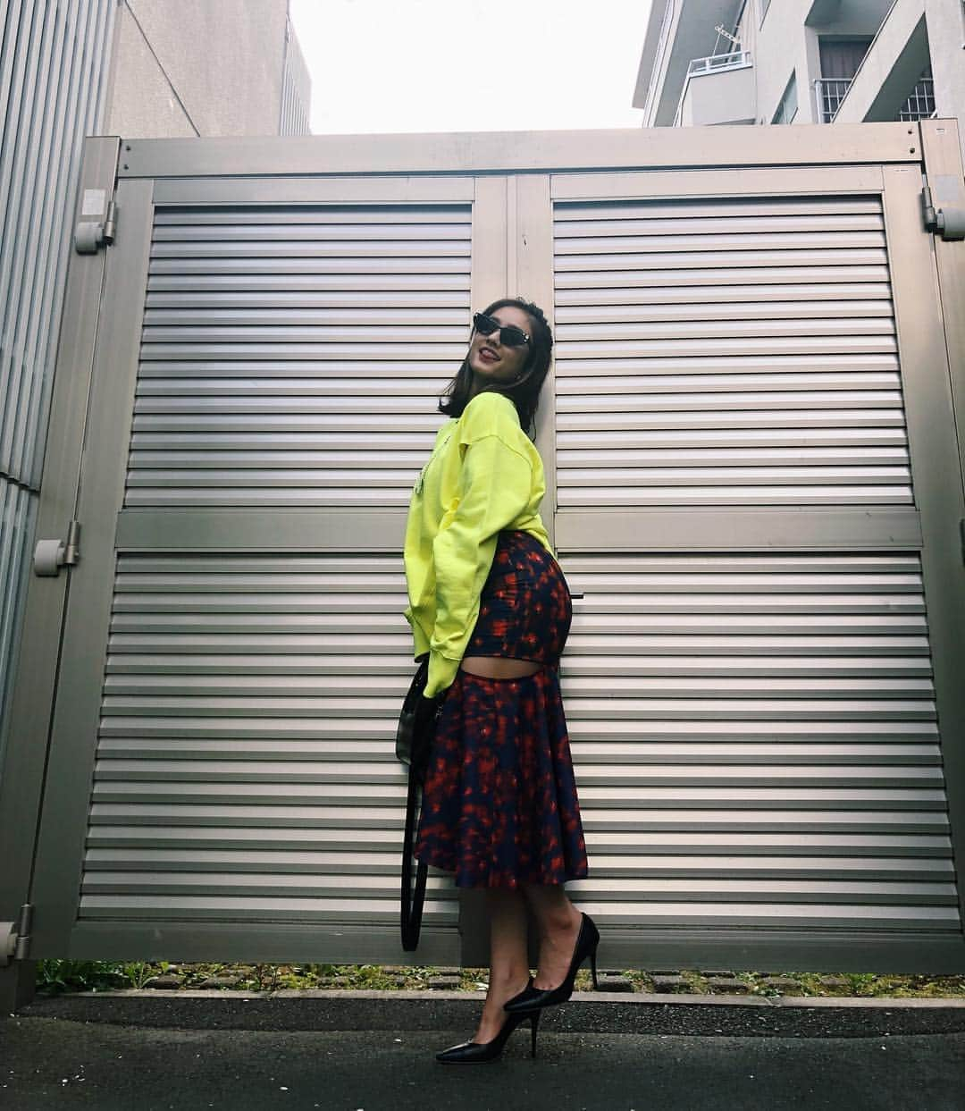 谷まりあさんのインスタグラム写真 - (谷まりあInstagram)「私服💛 チョーカーはNYで頑張ってるジョージが立ち上げたブランドの💛ジョージはいつも自分のやりたいことにまっすぐでカッコいい。本物の良さをまっすぐに説明してくれる人☺️情報も物もたくさんあふれてるけど、常に本物に触れていたい！本物を知ってる人ってかっこいい！若いからとか、この年だからとか聞くことあるけど歳なんて関係ない！常に自分のなりたい自分でいいと思う！背伸びをすることだって全く悪くないと思う！だって自分で頑張ってるんだもん💪😉😘何が自分にとって本当に必要か が分かれば迷わなくなるよ🥳！ #marimarifashion」4月21日 22時41分 - mariaaaa728