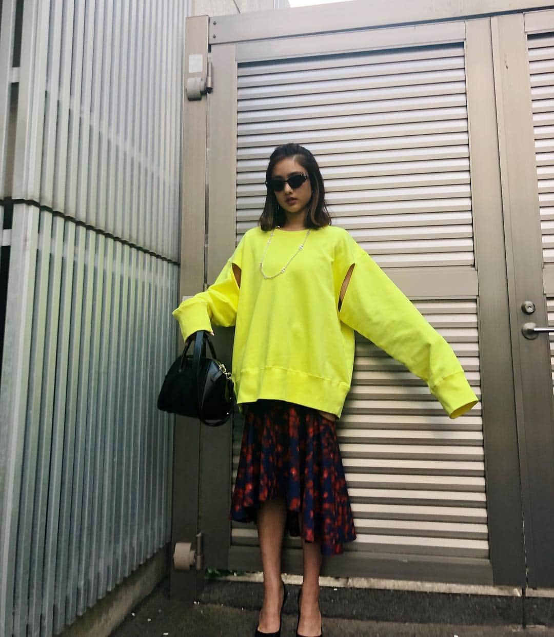 谷まりあさんのインスタグラム写真 - (谷まりあInstagram)「私服💛 チョーカーはNYで頑張ってるジョージが立ち上げたブランドの💛ジョージはいつも自分のやりたいことにまっすぐでカッコいい。本物の良さをまっすぐに説明してくれる人☺️情報も物もたくさんあふれてるけど、常に本物に触れていたい！本物を知ってる人ってかっこいい！若いからとか、この年だからとか聞くことあるけど歳なんて関係ない！常に自分のなりたい自分でいいと思う！背伸びをすることだって全く悪くないと思う！だって自分で頑張ってるんだもん💪😉😘何が自分にとって本当に必要か が分かれば迷わなくなるよ🥳！ #marimarifashion」4月21日 22時41分 - mariaaaa728