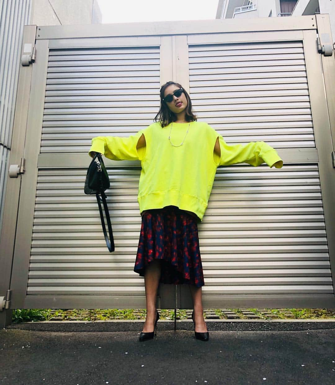 谷まりあさんのインスタグラム写真 - (谷まりあInstagram)「私服💛 チョーカーはNYで頑張ってるジョージが立ち上げたブランドの💛ジョージはいつも自分のやりたいことにまっすぐでカッコいい。本物の良さをまっすぐに説明してくれる人☺️情報も物もたくさんあふれてるけど、常に本物に触れていたい！本物を知ってる人ってかっこいい！若いからとか、この年だからとか聞くことあるけど歳なんて関係ない！常に自分のなりたい自分でいいと思う！背伸びをすることだって全く悪くないと思う！だって自分で頑張ってるんだもん💪😉😘何が自分にとって本当に必要か が分かれば迷わなくなるよ🥳！ #marimarifashion」4月21日 22時41分 - mariaaaa728