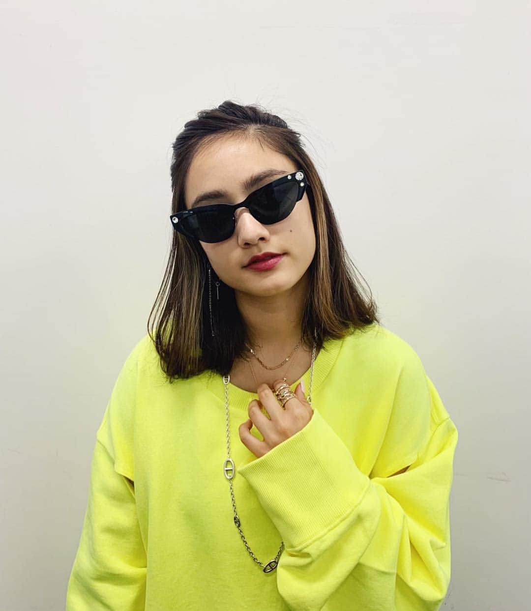 谷まりあさんのインスタグラム写真 - (谷まりあInstagram)「私服💛 チョーカーはNYで頑張ってるジョージが立ち上げたブランドの💛ジョージはいつも自分のやりたいことにまっすぐでカッコいい。本物の良さをまっすぐに説明してくれる人☺️情報も物もたくさんあふれてるけど、常に本物に触れていたい！本物を知ってる人ってかっこいい！若いからとか、この年だからとか聞くことあるけど歳なんて関係ない！常に自分のなりたい自分でいいと思う！背伸びをすることだって全く悪くないと思う！だって自分で頑張ってるんだもん💪😉😘何が自分にとって本当に必要か が分かれば迷わなくなるよ🥳！ #marimarifashion」4月21日 22時41分 - mariaaaa728